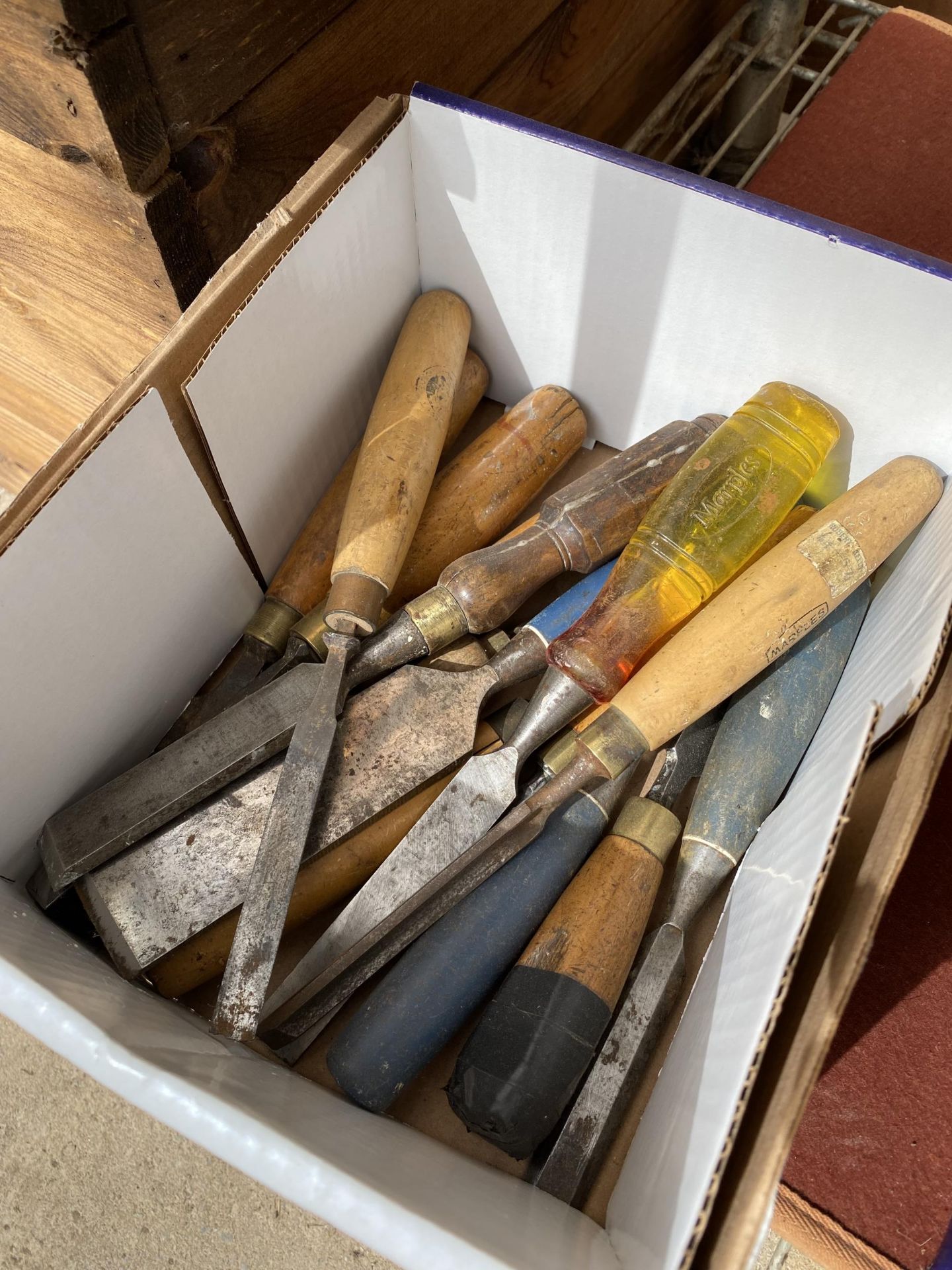 AN ASSORTMENT OF WOOD WORKING CHISELS TO INCLUDE MARPLES ETC