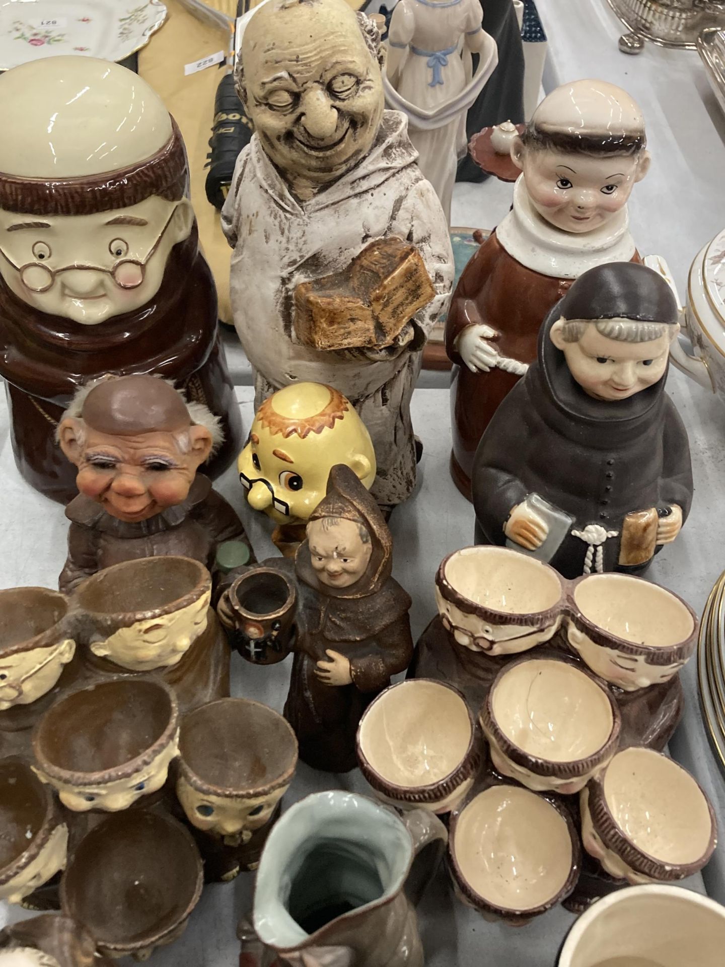 A LARGE COLLECTION OF VINTAGE MONK FIGURES - Image 4 of 5