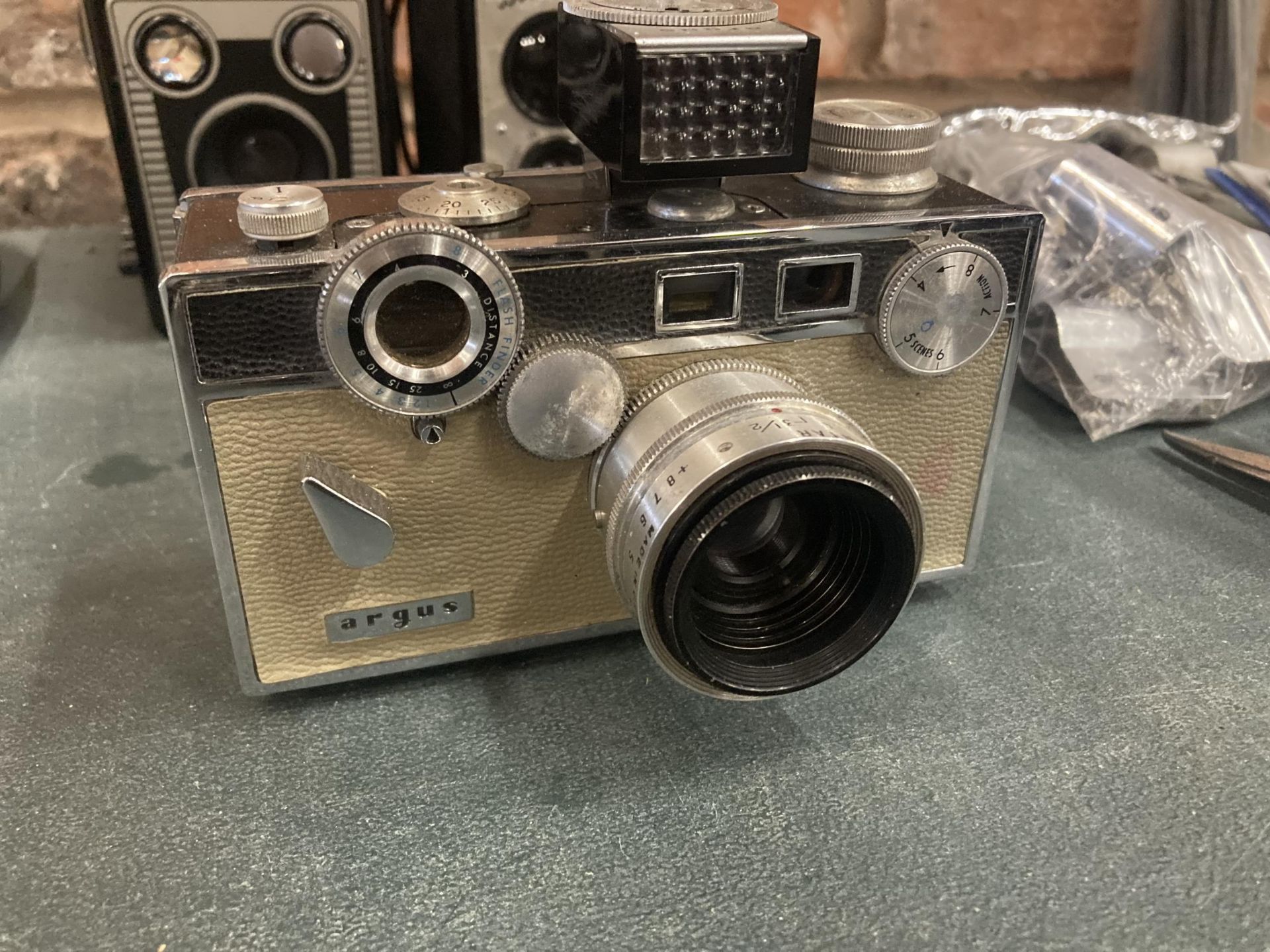 A QUANTITY OF VINTAGE CAMERAS TO INCLUDE A BROWNIE SIX-20, BROWNIE REFLEX, RETINA II, ARGUS, ETC - 7 - Image 4 of 5