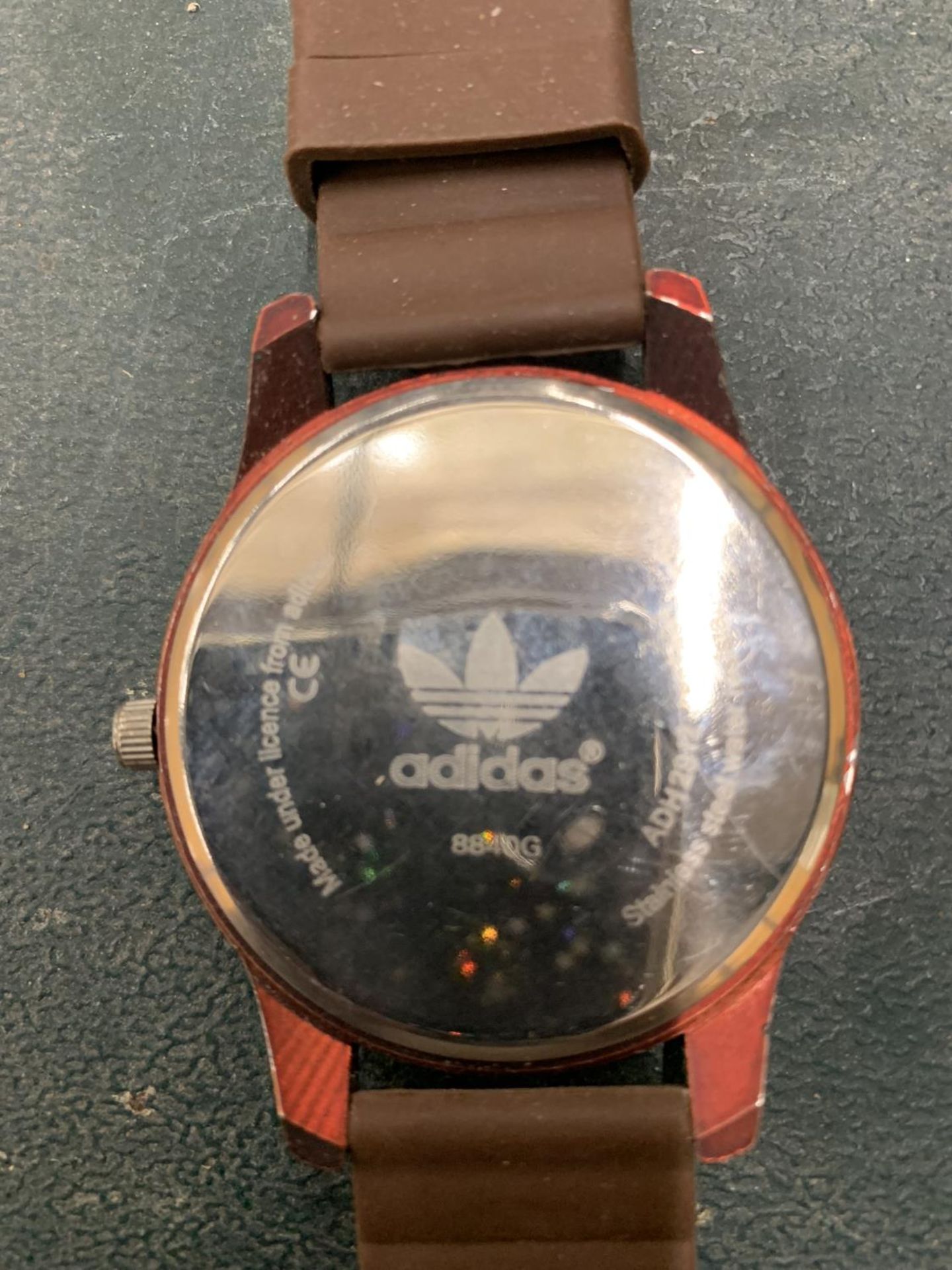 AN ADIDAS SPORTS WRISTWATCH WORKING AT TIME OF CATALOGUING - Image 3 of 3