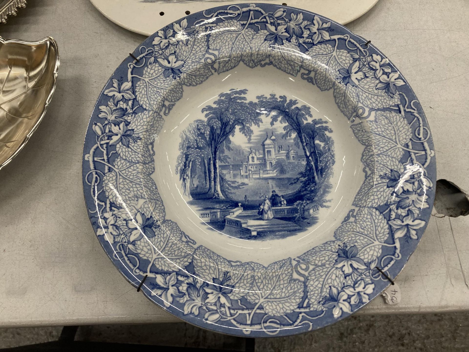 A LARGE VINTAGE CERAMIC PLATTER WITH FLORAL DESIGN, A BLUE AND WHITE BOWL AND A VINTAGE DRAINAGE - Image 2 of 5