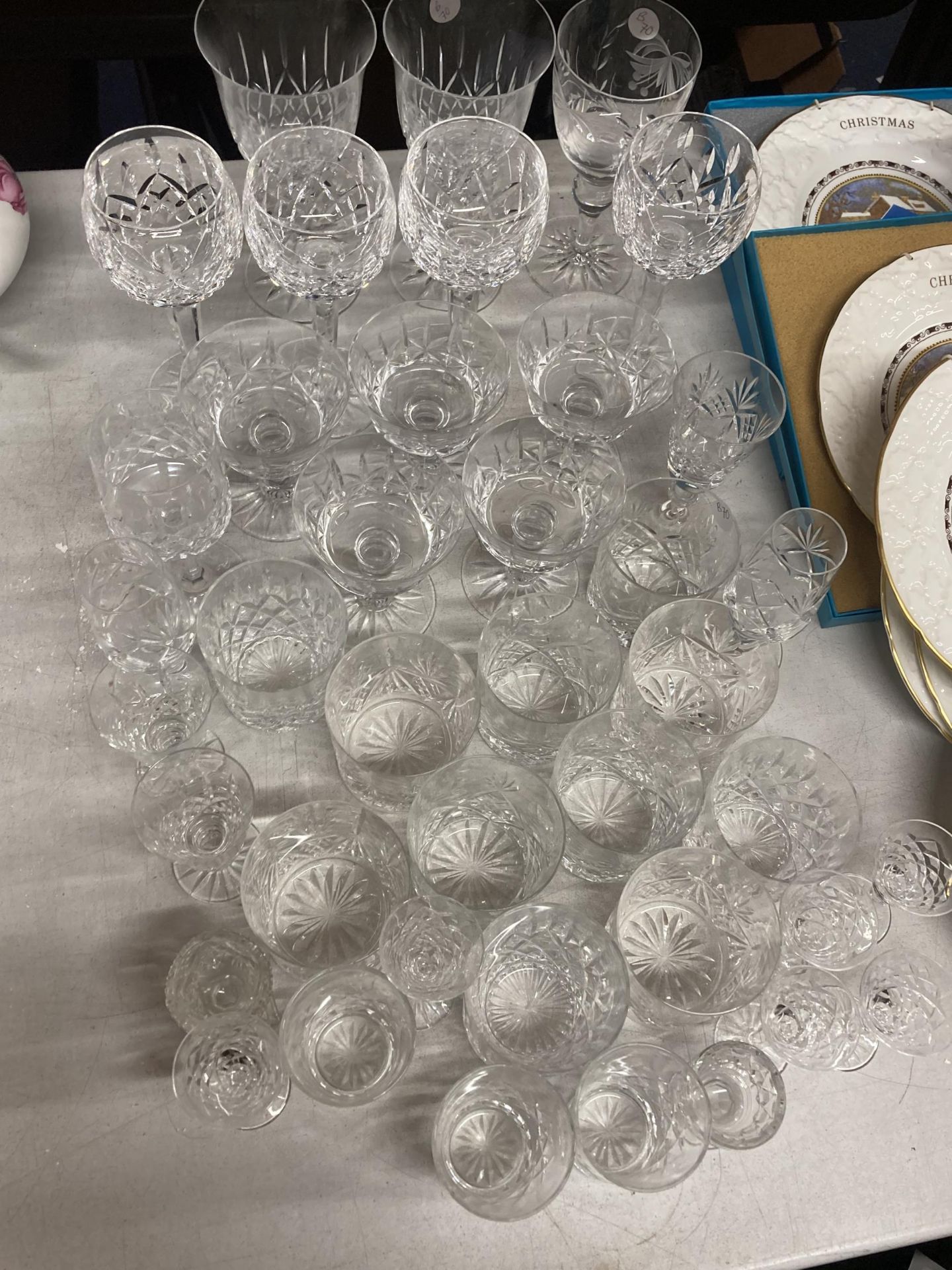 A LARGE QUANTITY OF CRYSTAL DRINKING GLASSES AND DESSERT BOWLS TO INCLUDE RED AND WHITE WINE, - Image 2 of 6