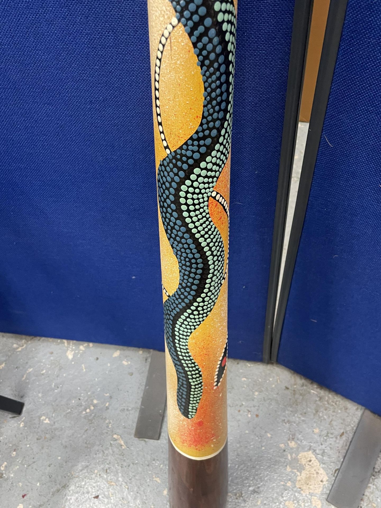 AN ABORIGINAL DIDGERIDOO WITH SNAKE DESIGN - Image 3 of 4