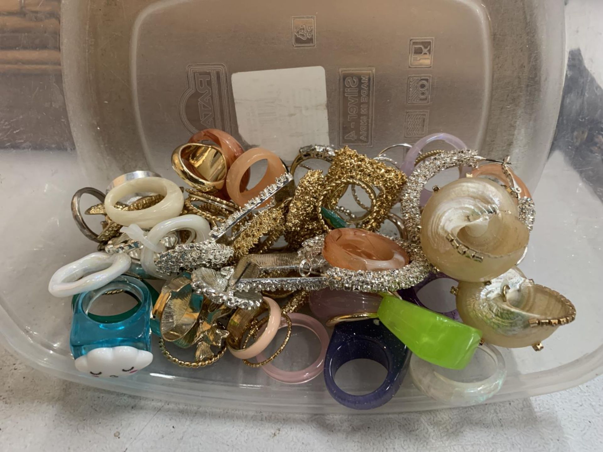 A QUANTITY OF COSTUME JEWELLERY RINGS AND EARRINGS