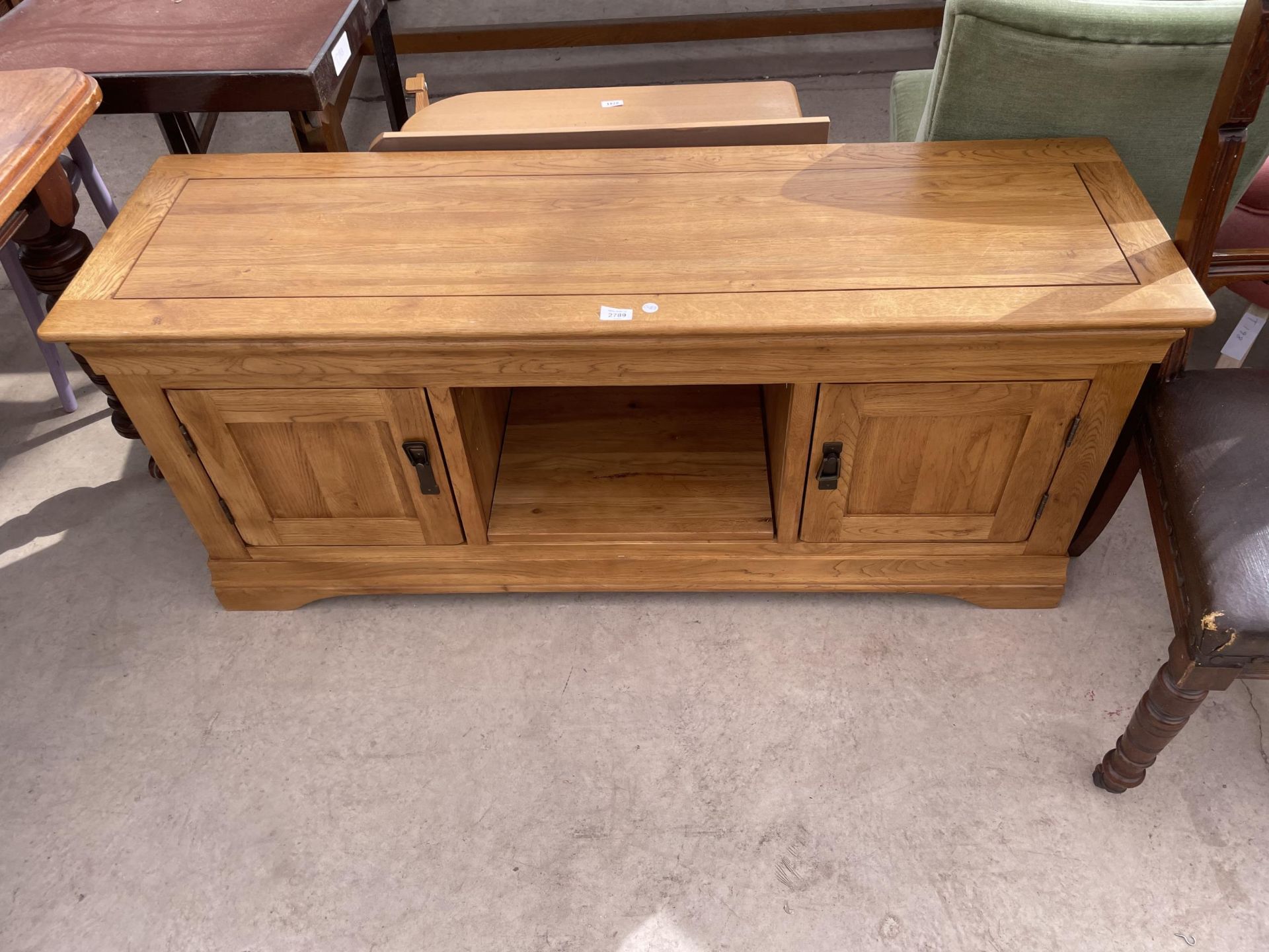 A MODERN OAK TV/ENTERTAINMENT UNIT 55" WIDE