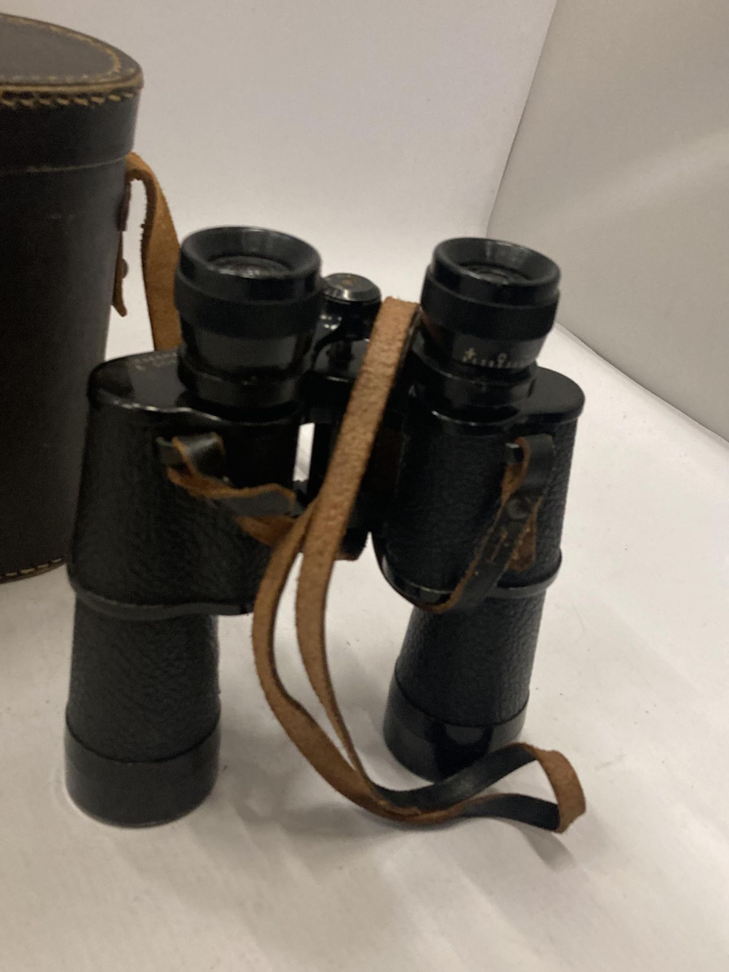 A VINTAGE PAIR OF LIEBERMAN CORTZ BINOCULARS IN A LEATHER CASE - Image 3 of 5