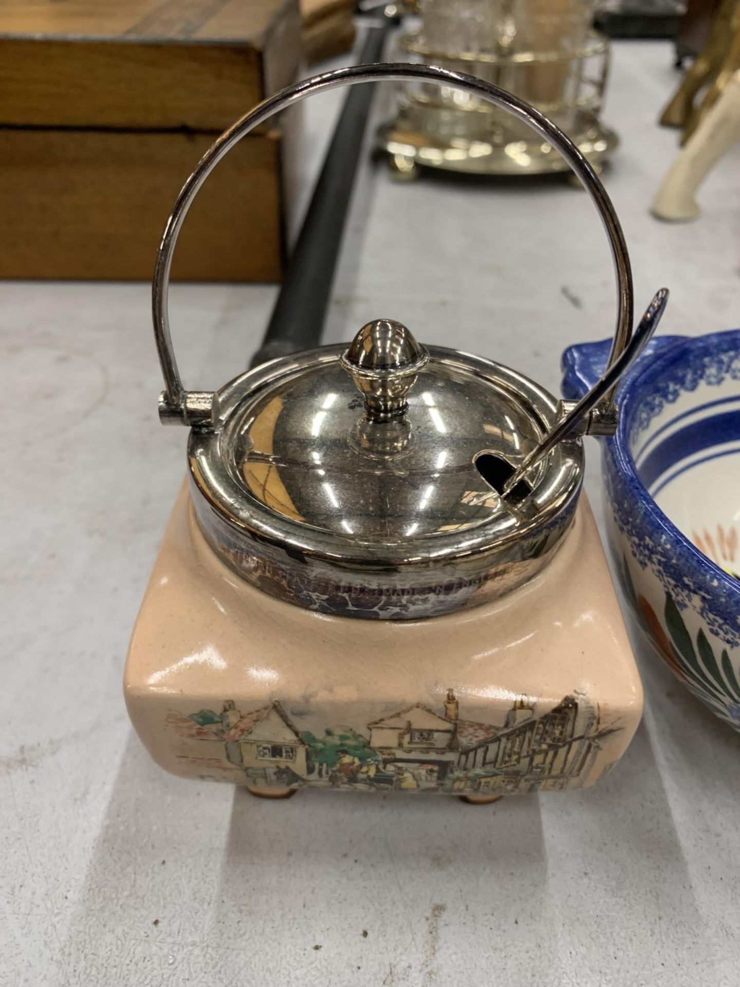 A MIXED LOT OF CERAMIC ITEMS TO INCLUDE TRINKET DISHES, A CARLTO WARE LEAF SHAPED JUG AND SAUCER, - Image 3 of 7