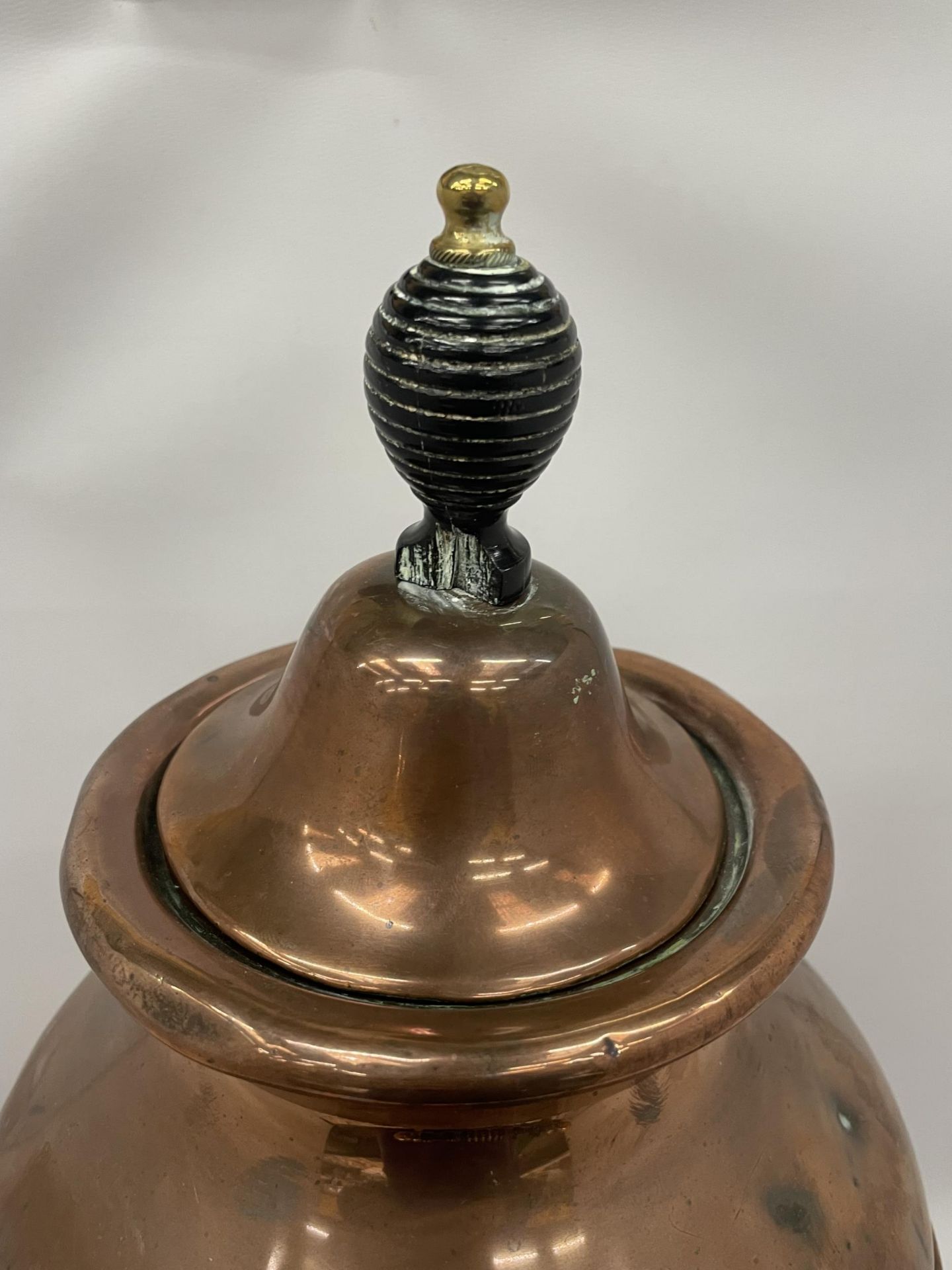 AN EARLY 20TH CENTURY TWIN HANDLED COPPER SAMOVAR URN WITH BRASS TAP - Image 3 of 4