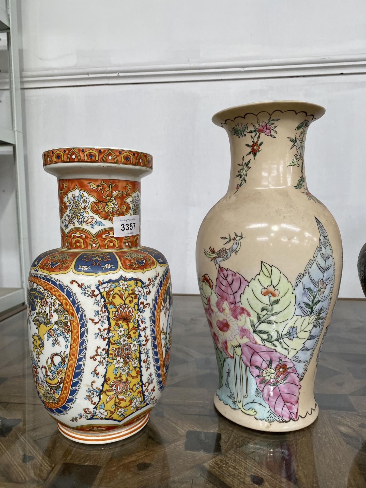 A MIXED LOT OF FOUR ORIENTAL VASES - Image 3 of 5