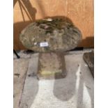 A VINTAGE RECONSTITUTED STONE STADDLE STONE (H:40CM)