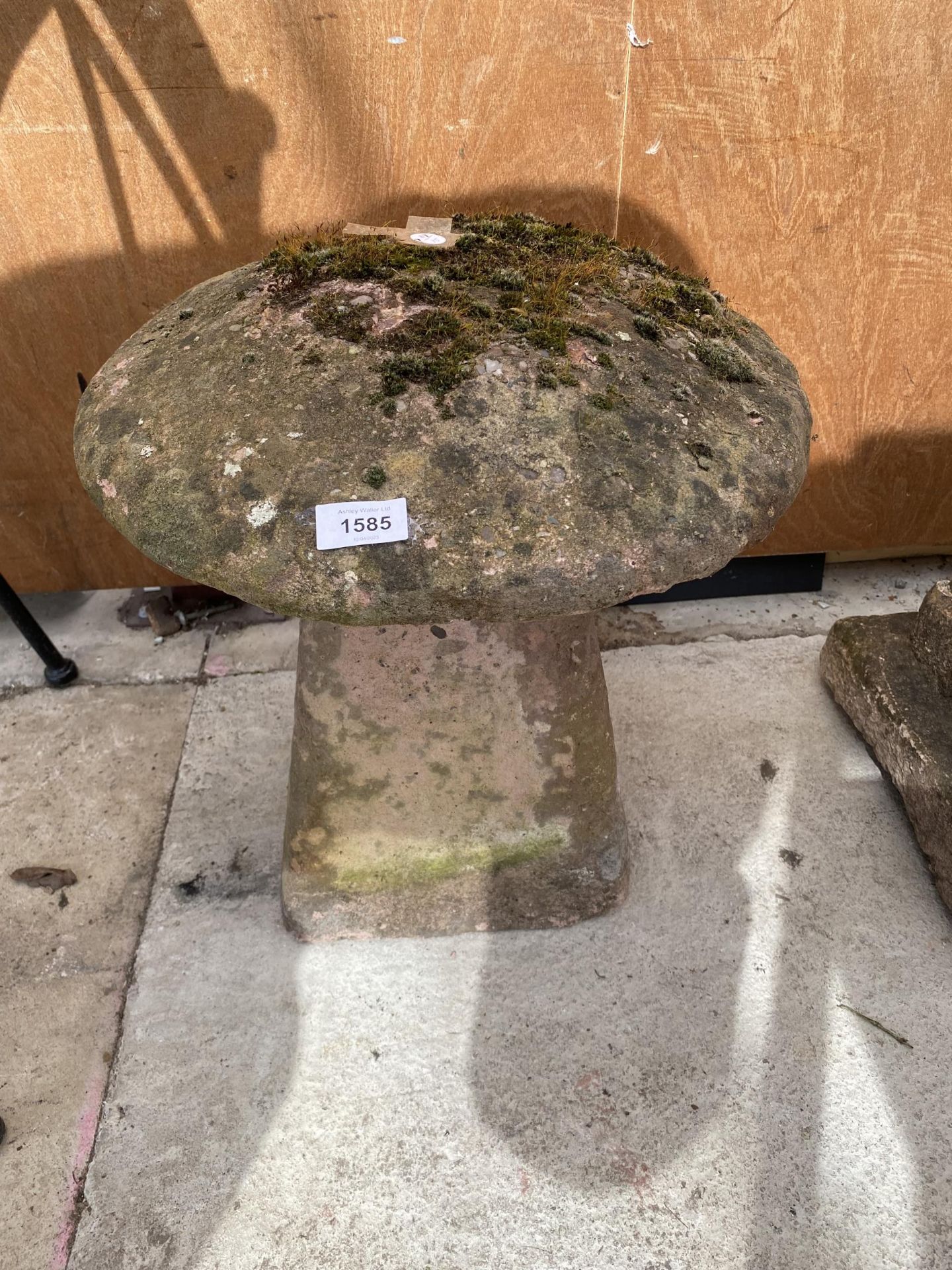 A VINTAGE RECONSTITUTED STONE STADDLE STONE (H:40CM)