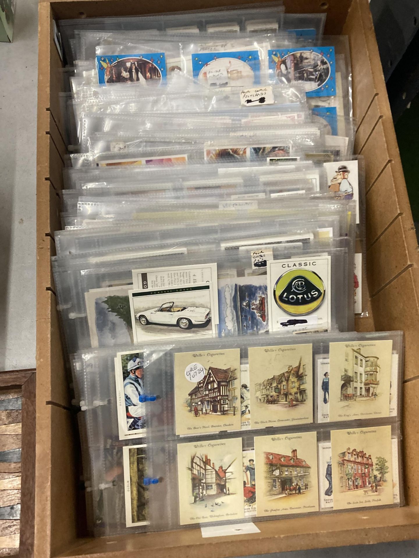 A LARGE COLLECTION OF CIGARETTE AND OTHER CARDS TO INCLUDE PLANES, BIRDS, SPORTSMEN, ETC