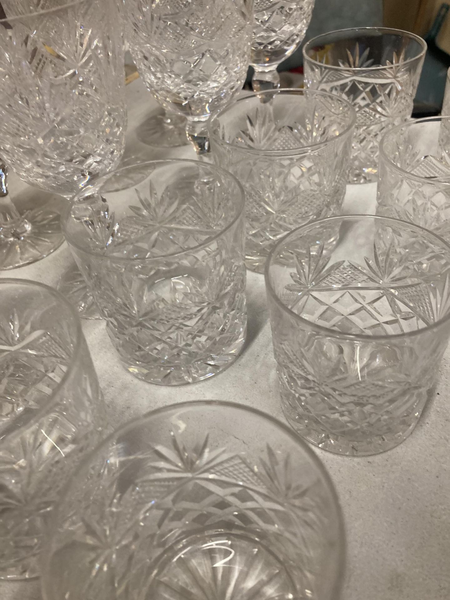 A QUANTITY OF CUT GLASSES TO INCLUDE WINE AND TUMBLERS - Image 4 of 4