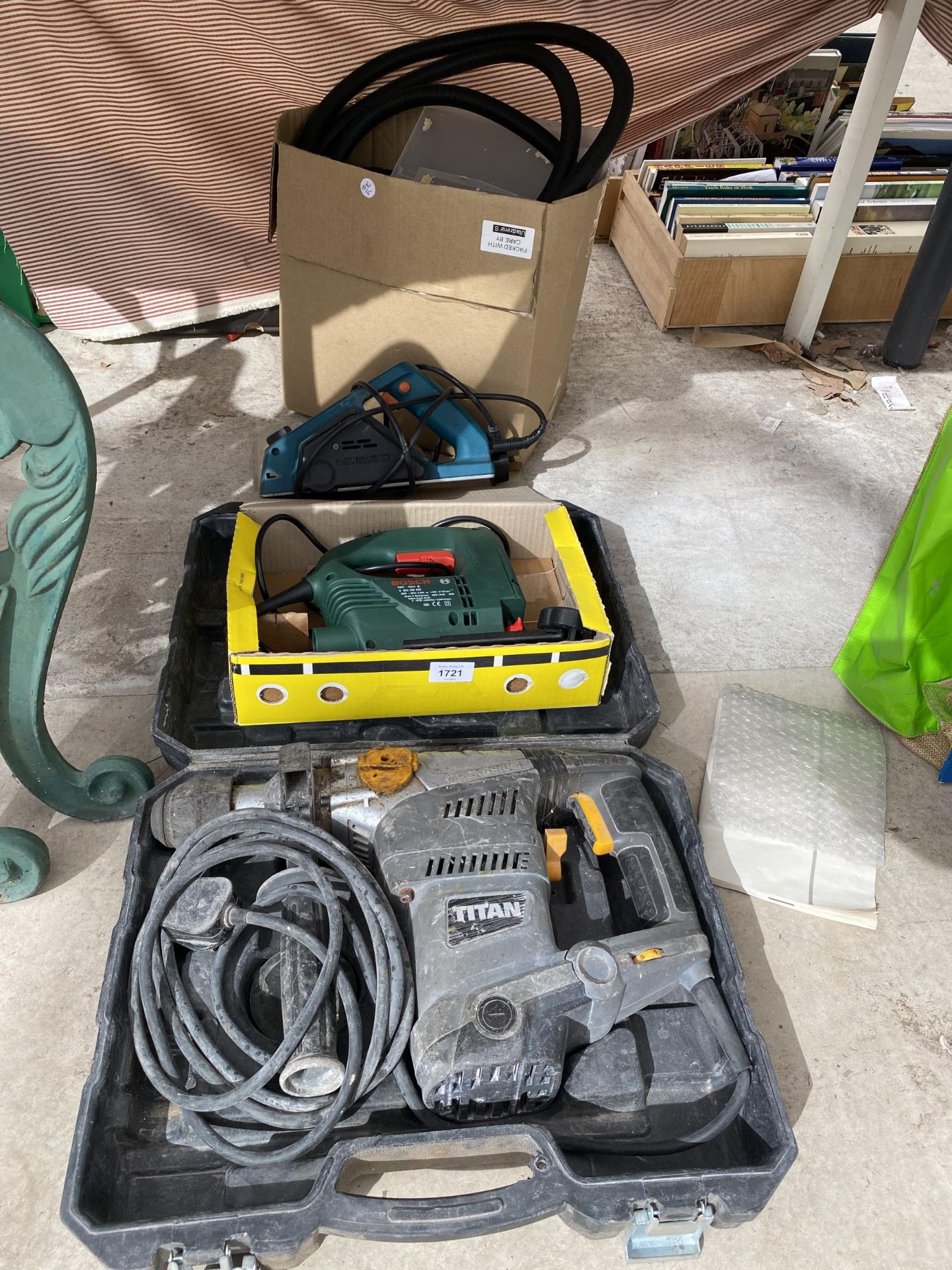 AN ASSORTMENT OF POWER TOOLS TO INCLUDE A TITAN SDS DRILL AND A BLACK AND DECKER ELECTRIC WOOD PLANE