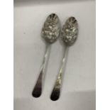 A PAIR OF GEORGIAN HALLMARKED SILVER BERRY SPOONS, DATES FOR 1792, POSSIBLY CHARLES HOUGHAM, TOTAL