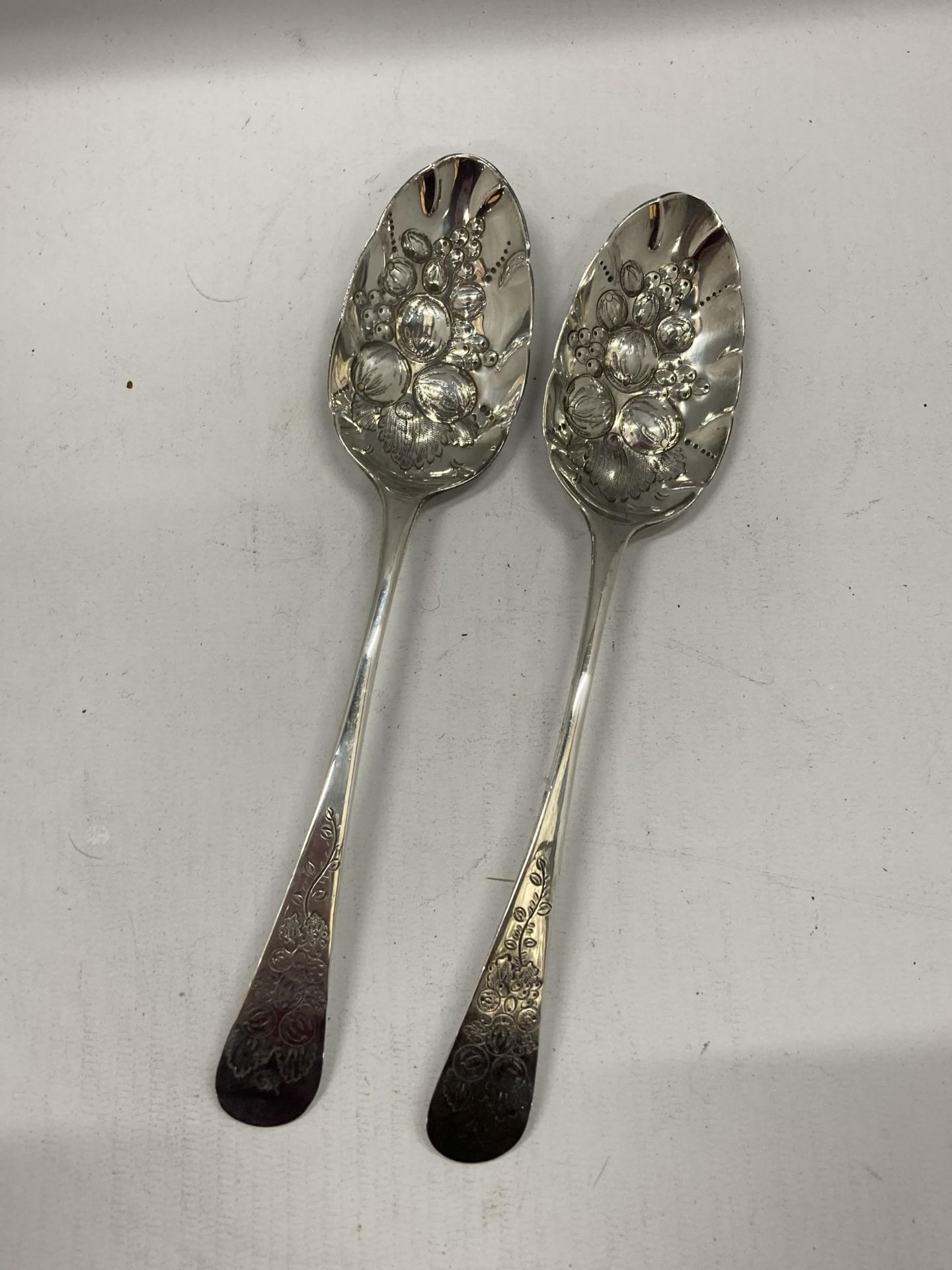 A PAIR OF GEORGIAN HALLMARKED SILVER BERRY SPOONS, DATES FOR 1792, POSSIBLY CHARLES HOUGHAM, TOTAL