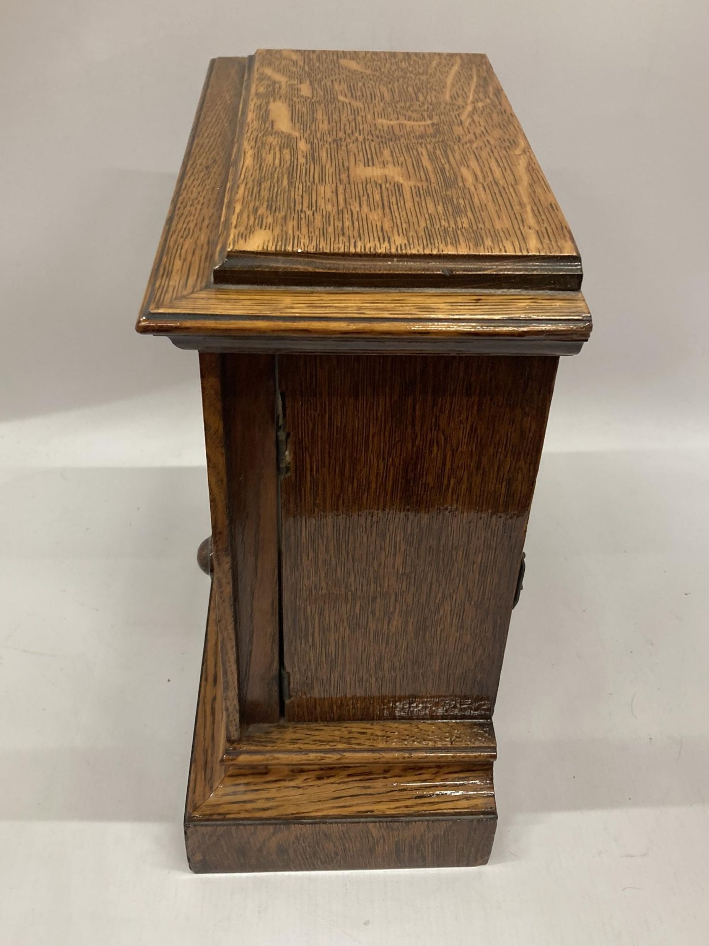 AN EARLY 20TH CENTURY JUNGHANS, GERMAN, OAK CASED CHIMING MANTLE CLOCK WITH KEY - Image 2 of 5