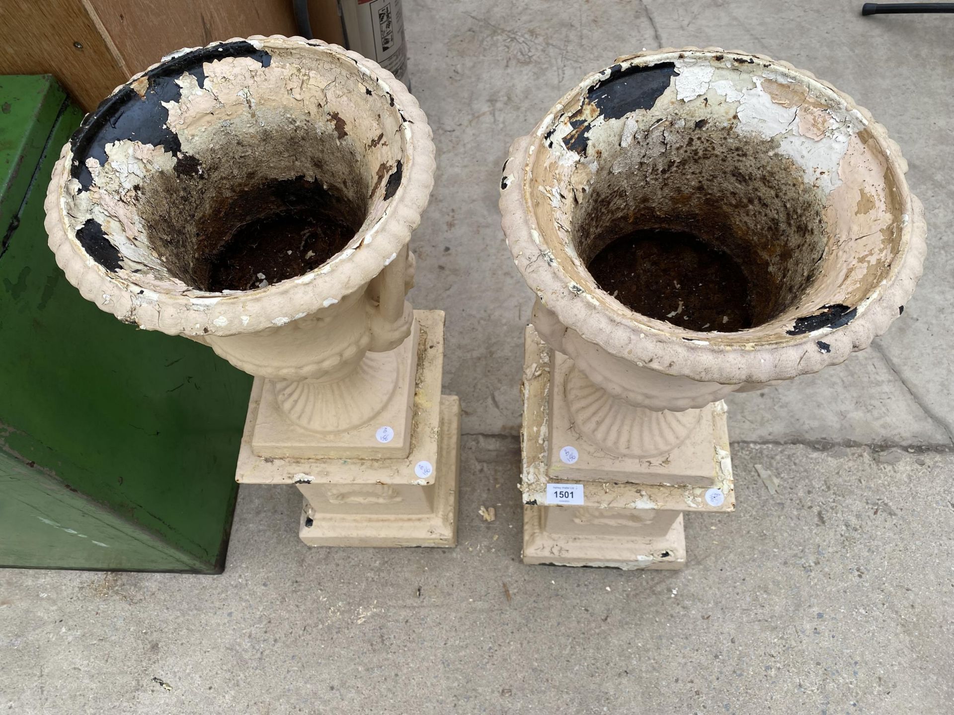 A PAIR OF VINTAGE CAST IRON URN PLANTERS ON PEDESTAL BASES (H:68CM D:28CM) - Image 2 of 6