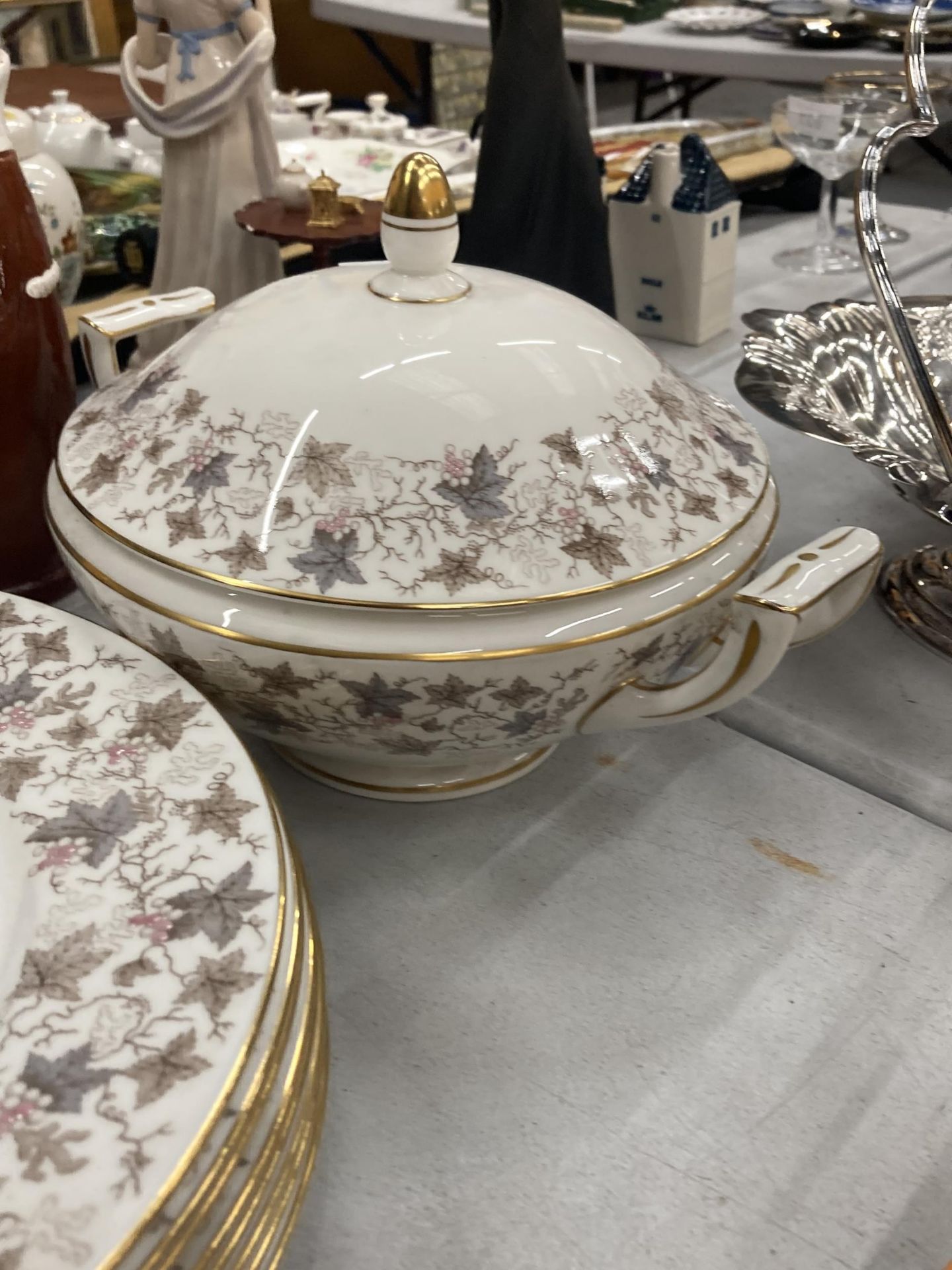 A QUANTITY OF VINTAGE MINTON PLATES, A SERVING TUREEN WITH LID, SAUCE BOAT, ETC - Image 3 of 4