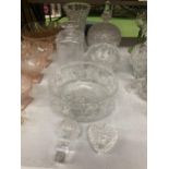 A QUANTITY OF CLEAR GLASSWARE TO INCLUDE VASES, BOWLS, ETC