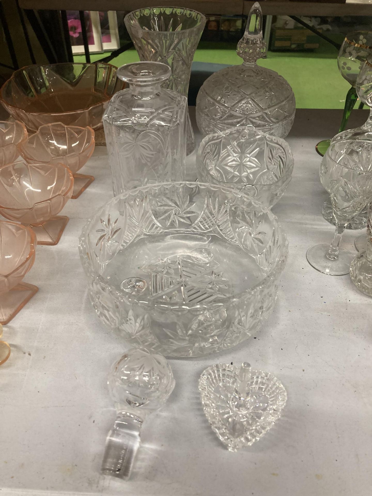 A QUANTITY OF CLEAR GLASSWARE TO INCLUDE VASES, BOWLS, ETC