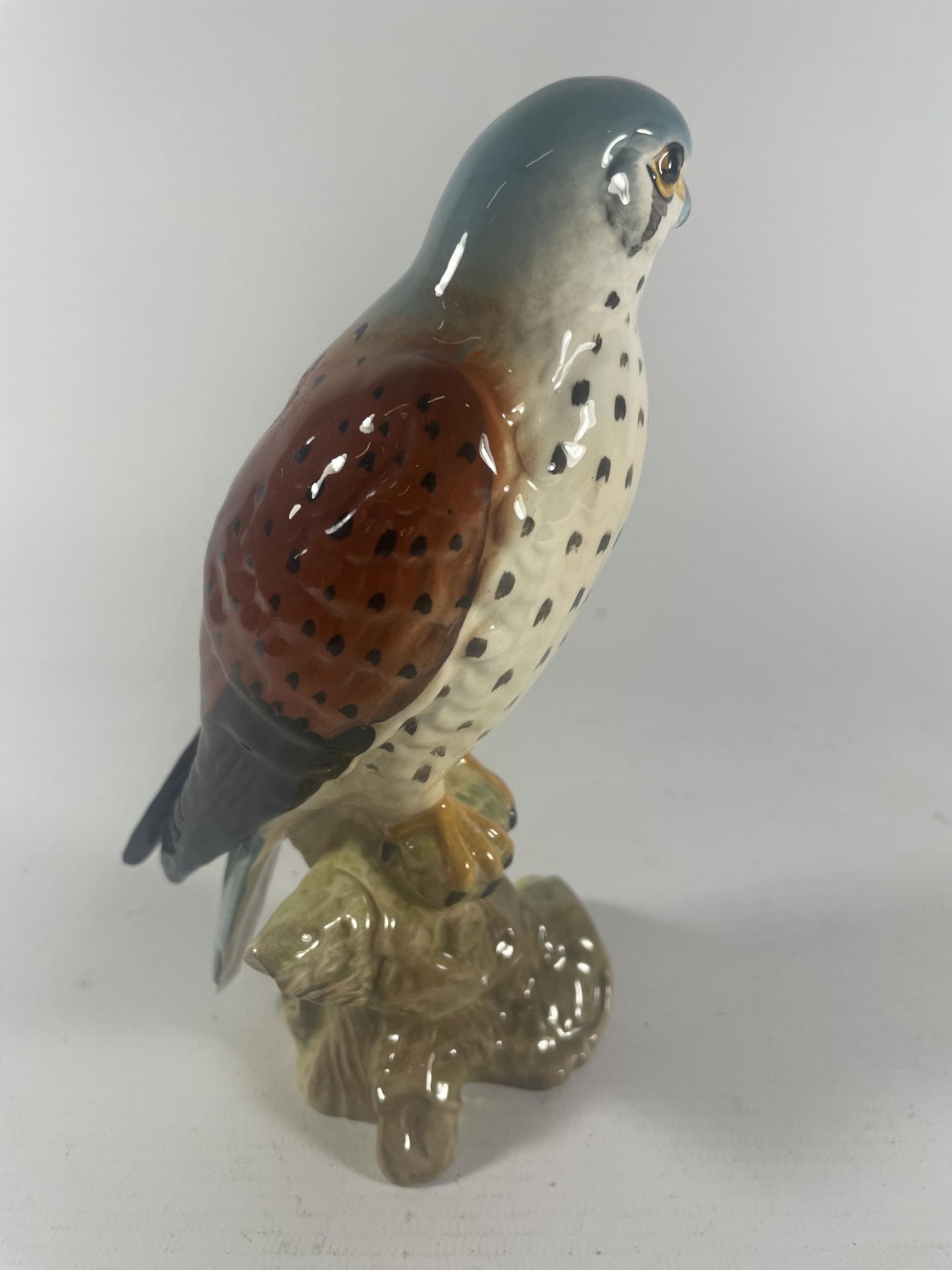 A BESWICK NO.2316 KESTREL BIRD FIGURE - Image 2 of 5