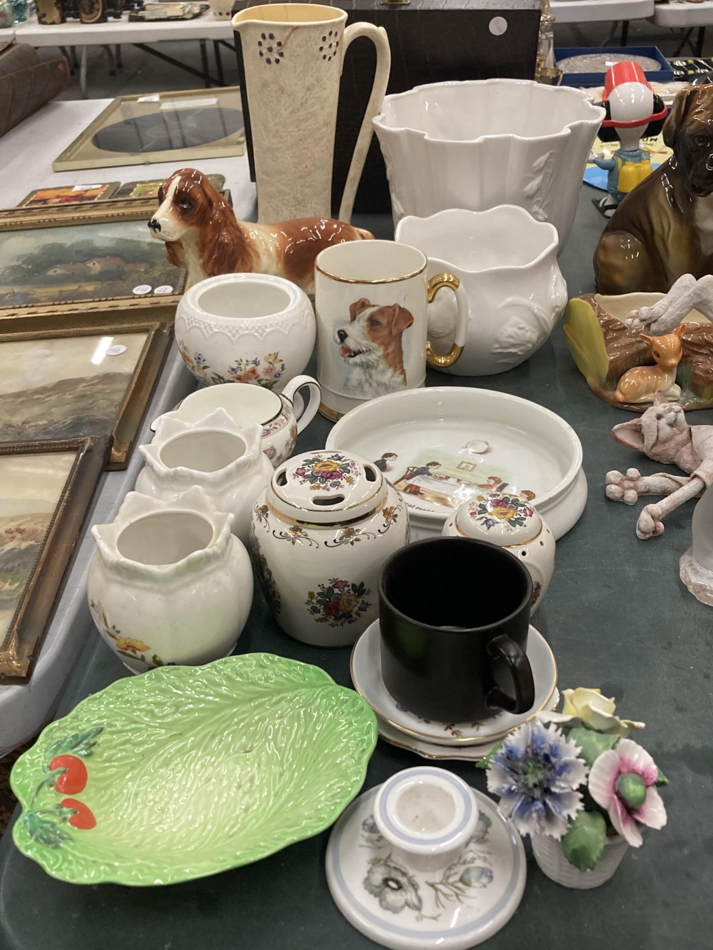 A LARGE QUANTITY OF CERAMIC ITEMS TO INCLUDE A SPANIEL DOG, JUGS, PLANTERS, BOWLS, A TANKARD, ETC - Image 2 of 9