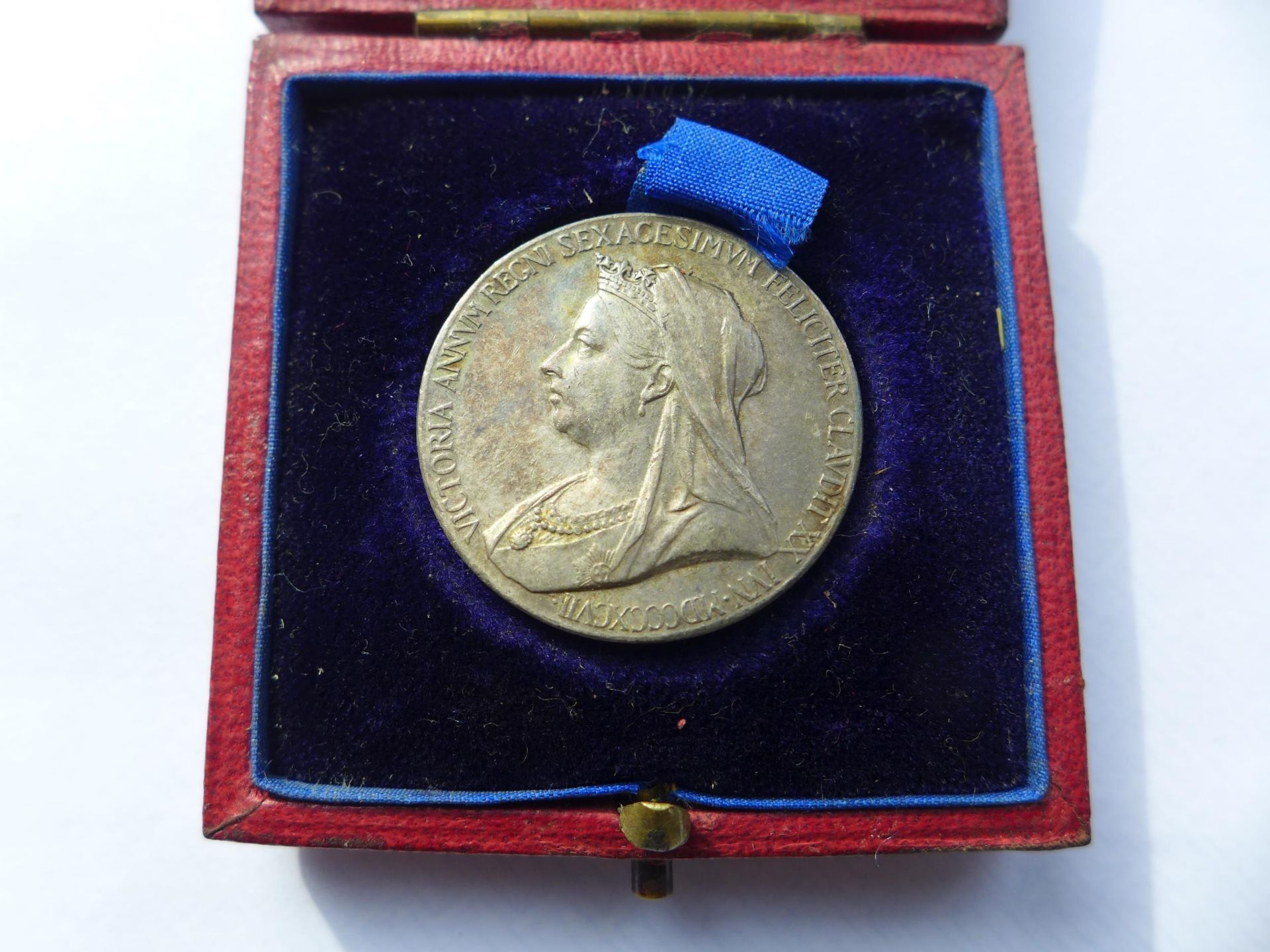 A CASED QUEEN VICTORIA DIAMOND JUBILEE SILVER 25MM MEDAL DATED 1897