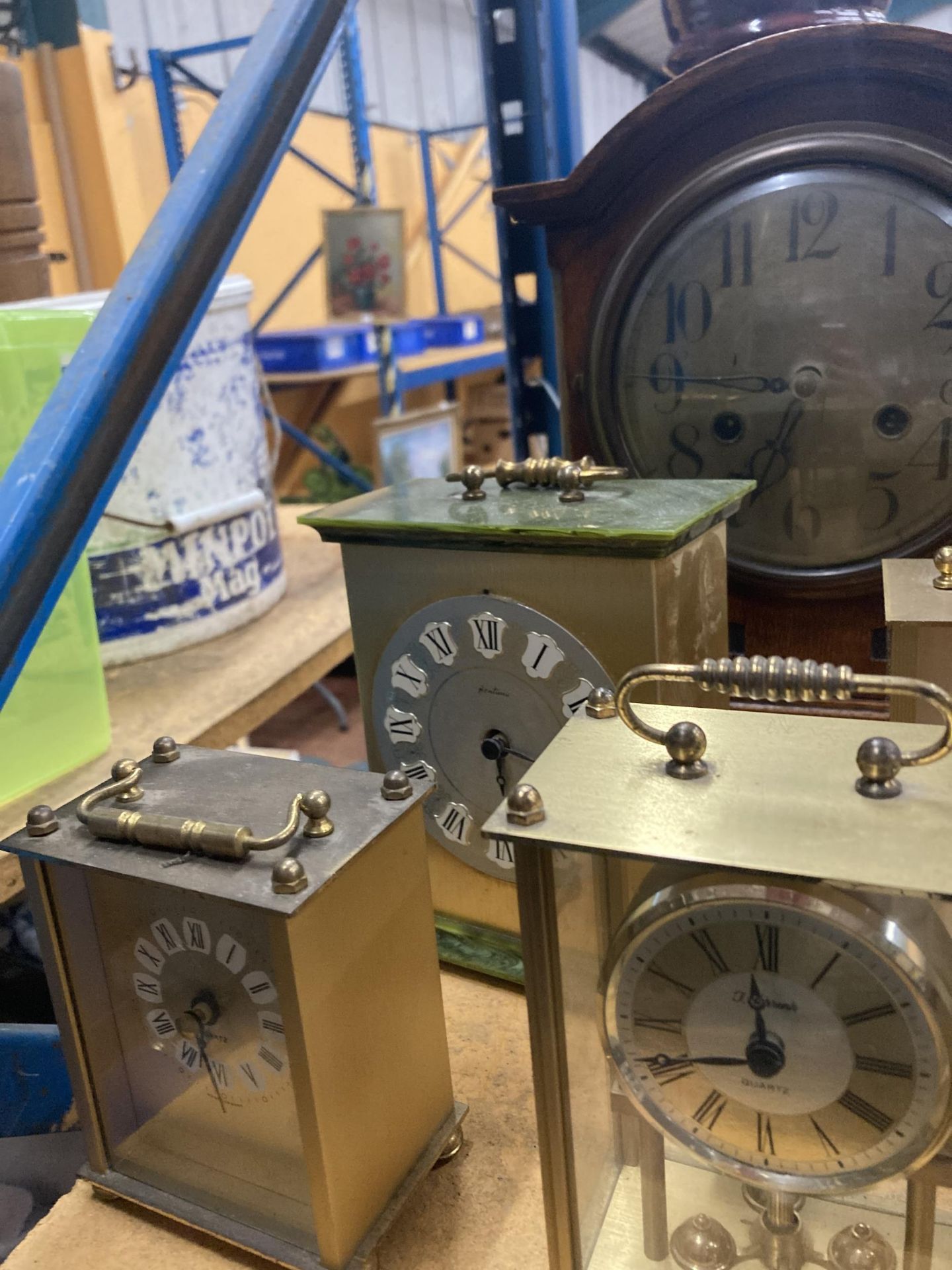 A QUANTITY OF CLOCKS TO INCLUDE A CASED MAHOGANY MANTLE CLOCK AND VARIOUS CARRIAGE CLOCKS TO - Image 3 of 6