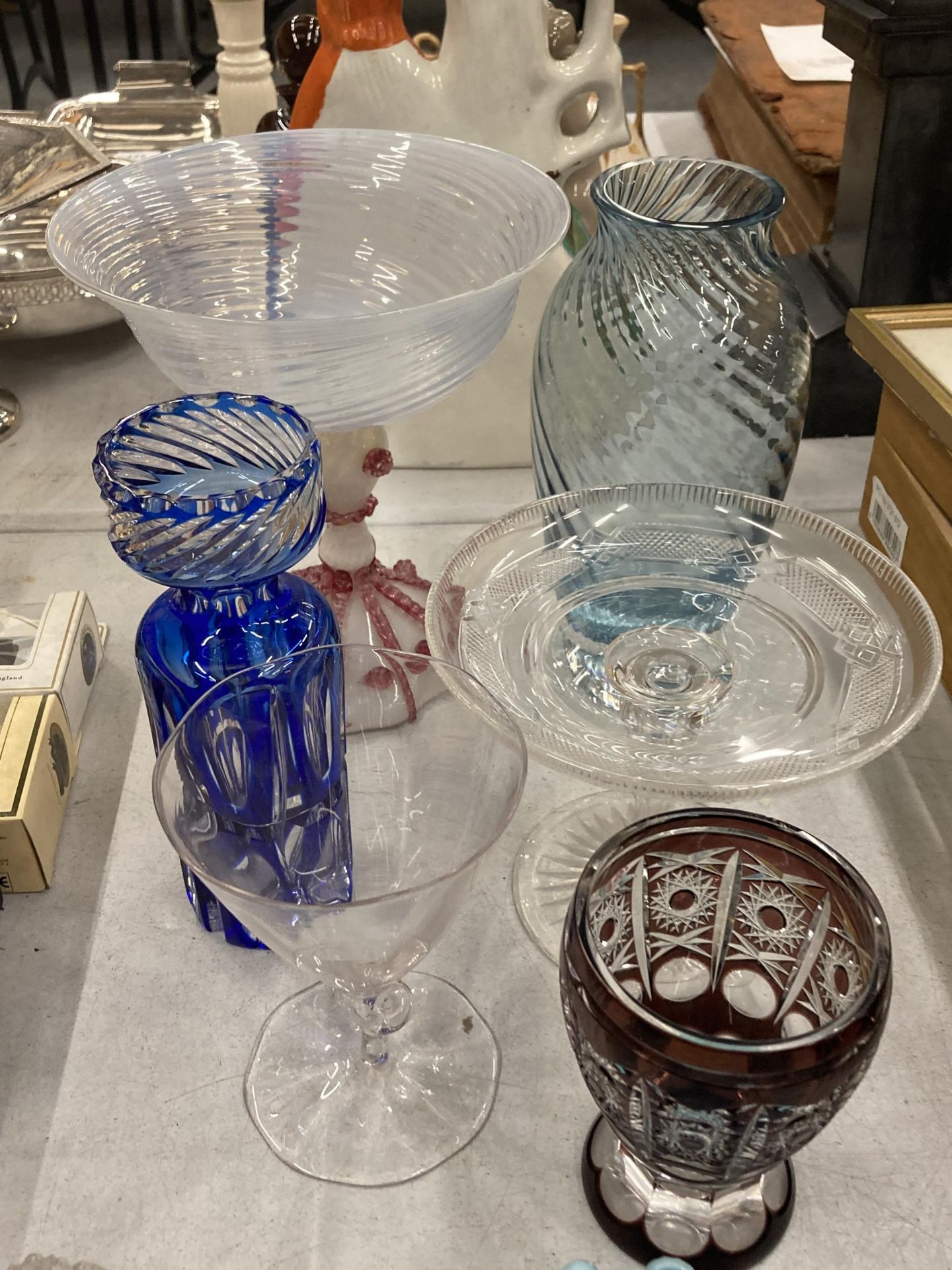 A QUANTITY OF GLASSWARE TO INCLUDE A TAZA DISH, VASES, BOWLS, GLASSES, ETC - Bild 4 aus 5
