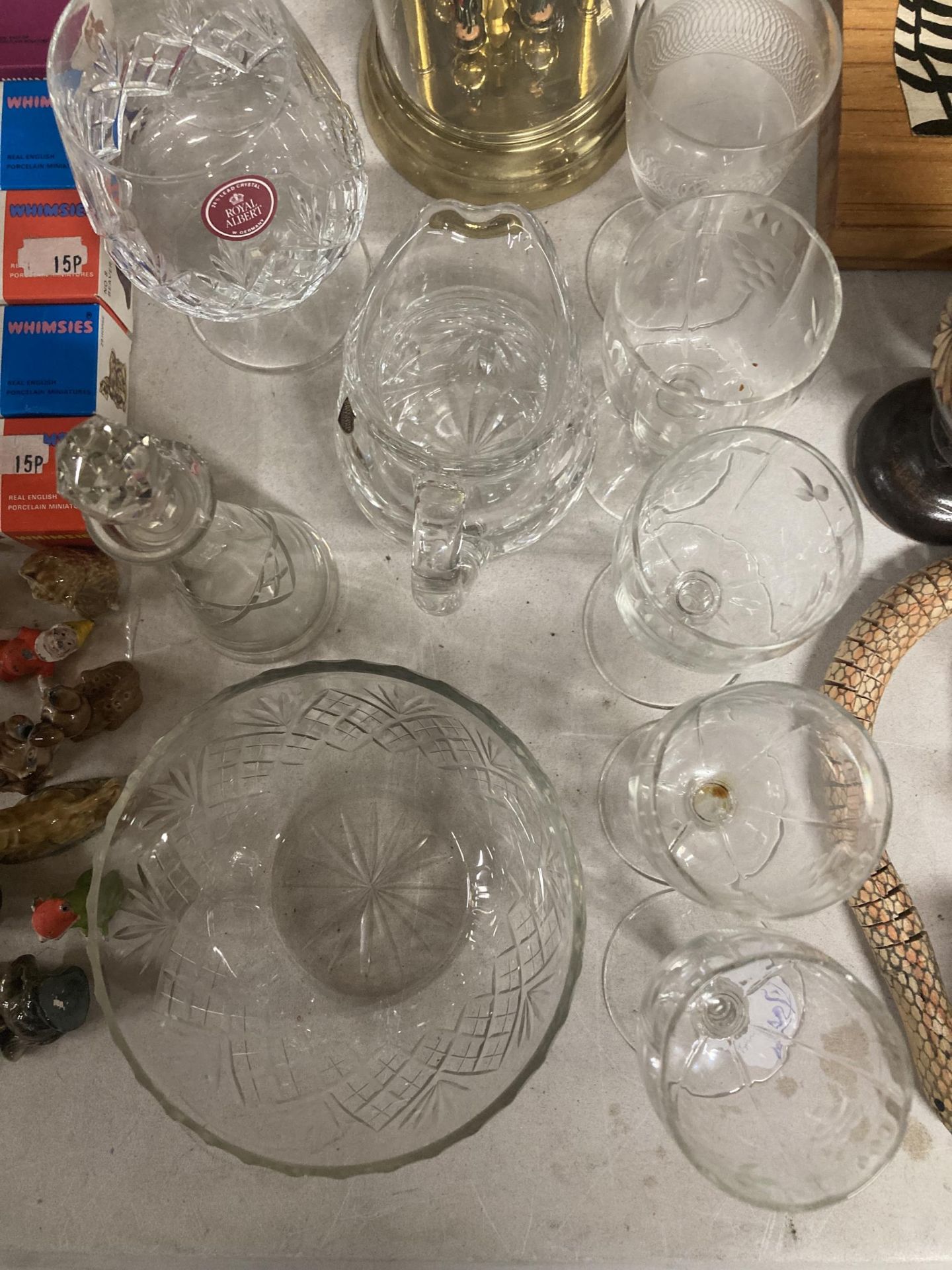 A QUANTITY OF GLASSWARE TO INCLUDE AN ANNIVERSARY CLOCK, DESSERT BOWLS, VINEGAR BOTTLE, ROYAL ALBERT - Bild 5 aus 5