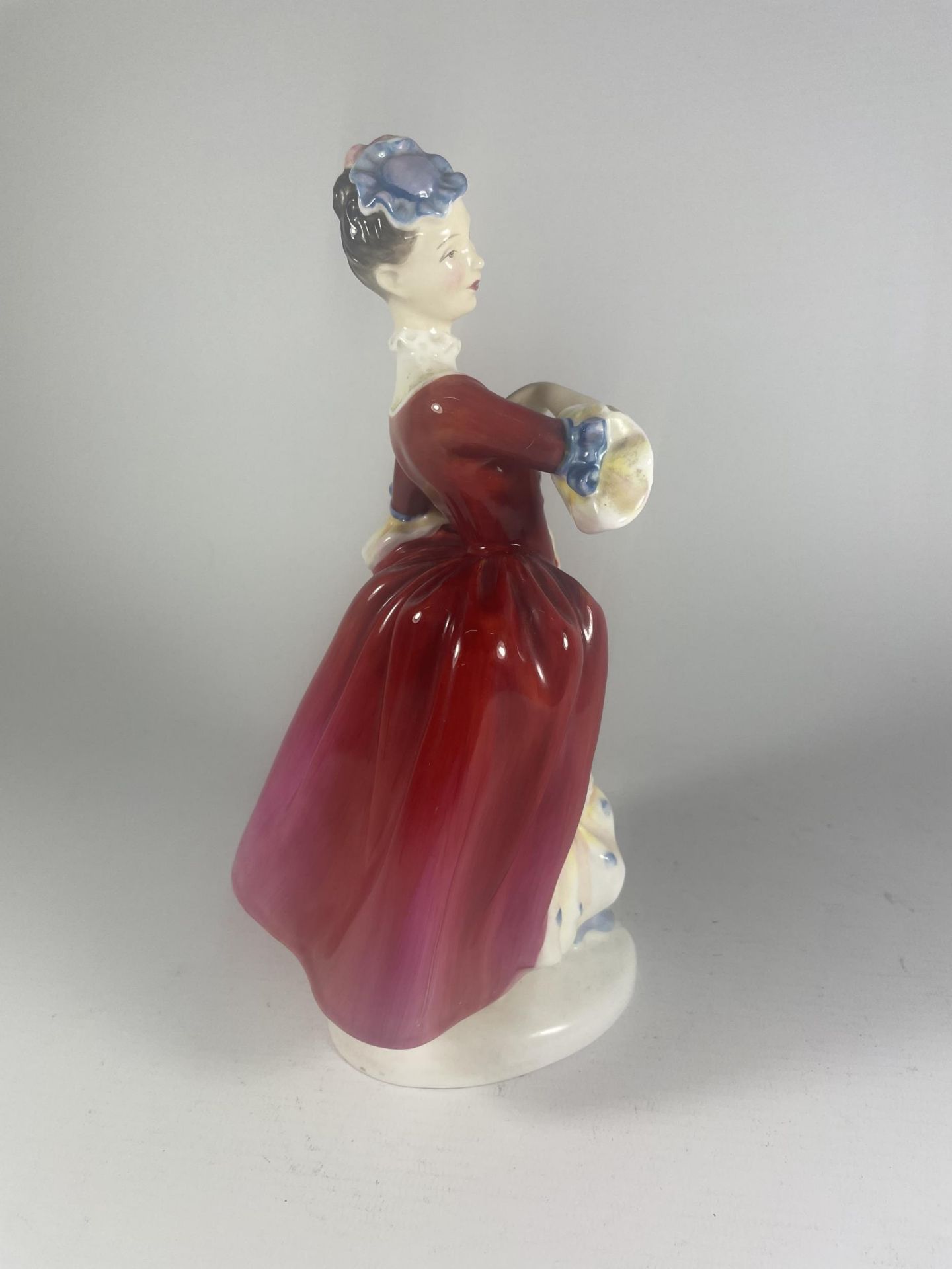 A ROYAL DOULTON 'MASQUERADE' HN2259 FIGURE - Image 3 of 5