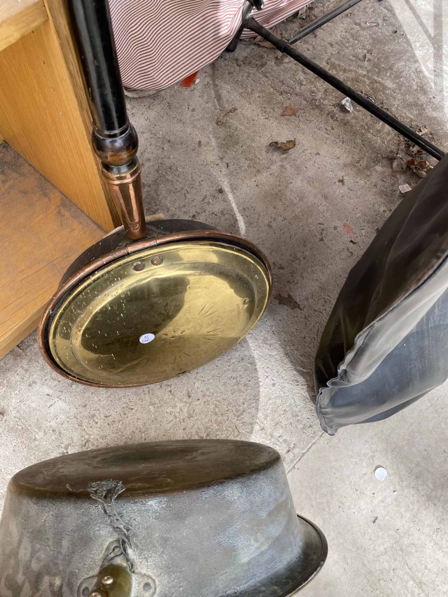 A BRASS BED WARMING PAN AND A FURTHER BRASS PAN - Image 3 of 3