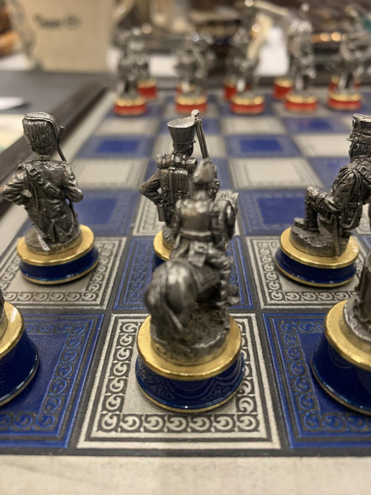 A FRANKLIN MINT BATTLE OF WATERLOO CHESS SET WITH PIECE DESCRIPTION CARDS AND PEWTER AND BRASS - Image 3 of 6