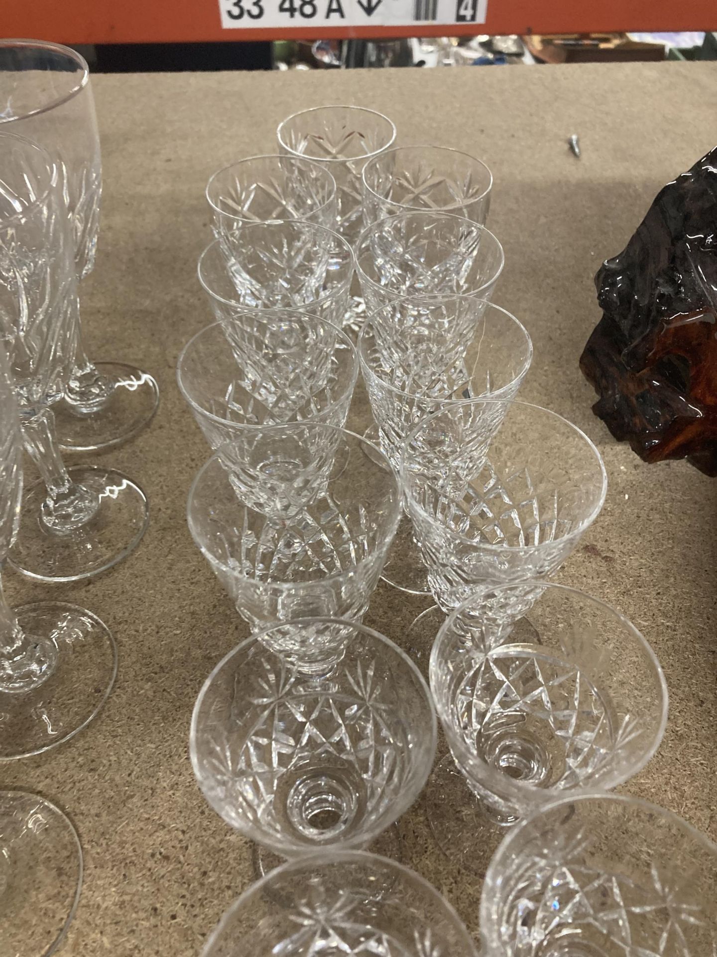 A QUANTITY OF GLASSES TO INCLUDE WINE AND CUT GLASS SHERRY AND PORT GLASSES - Image 3 of 5