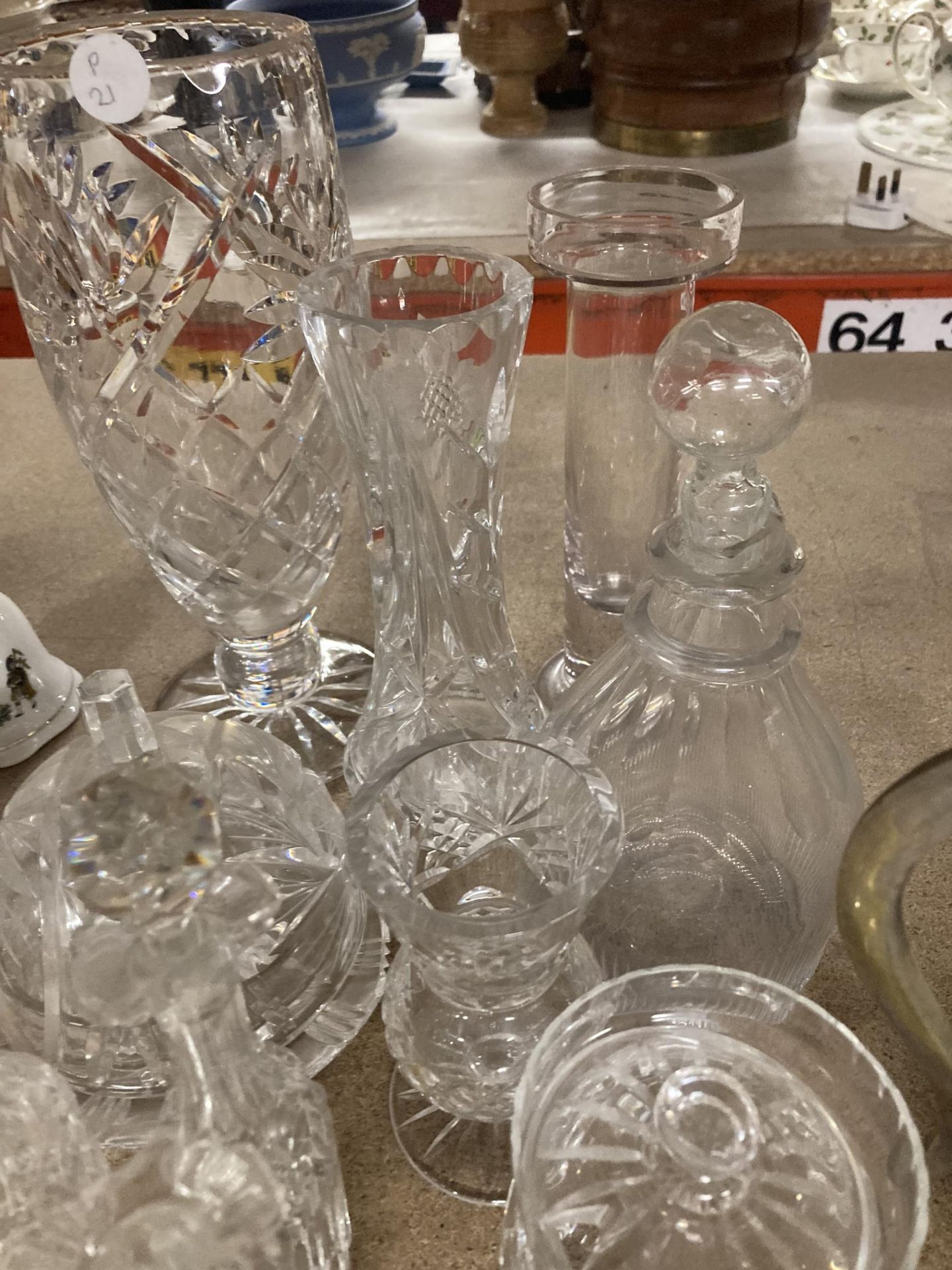 A QUANTITY OF GLASSWARE TO INCLUDE VASES, OIL BOTTLES, BOWLS, ETC - Image 5 of 5