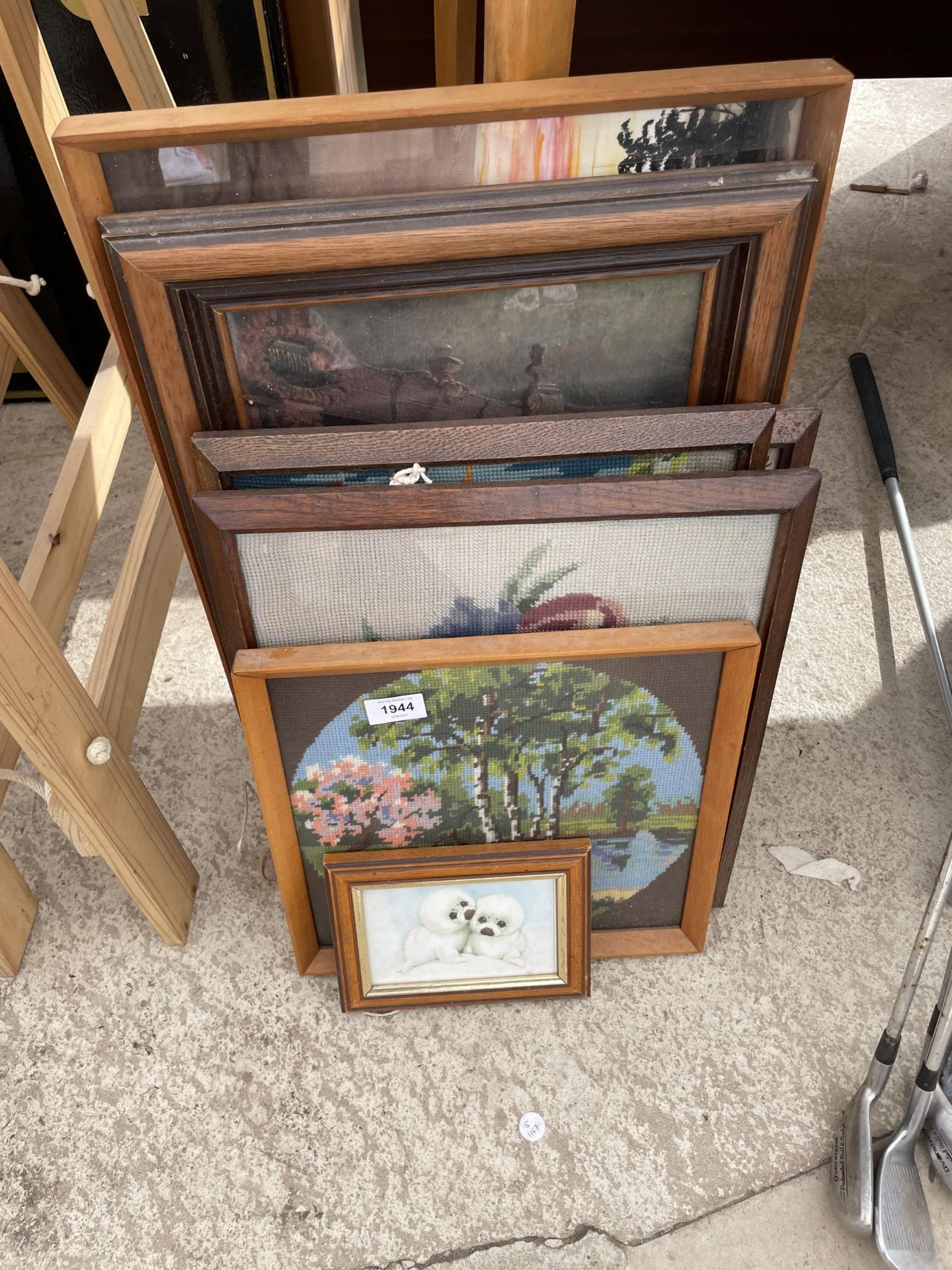 AN ASSORTMENT OF FRAMED PRINTS AND TAPESTRIES