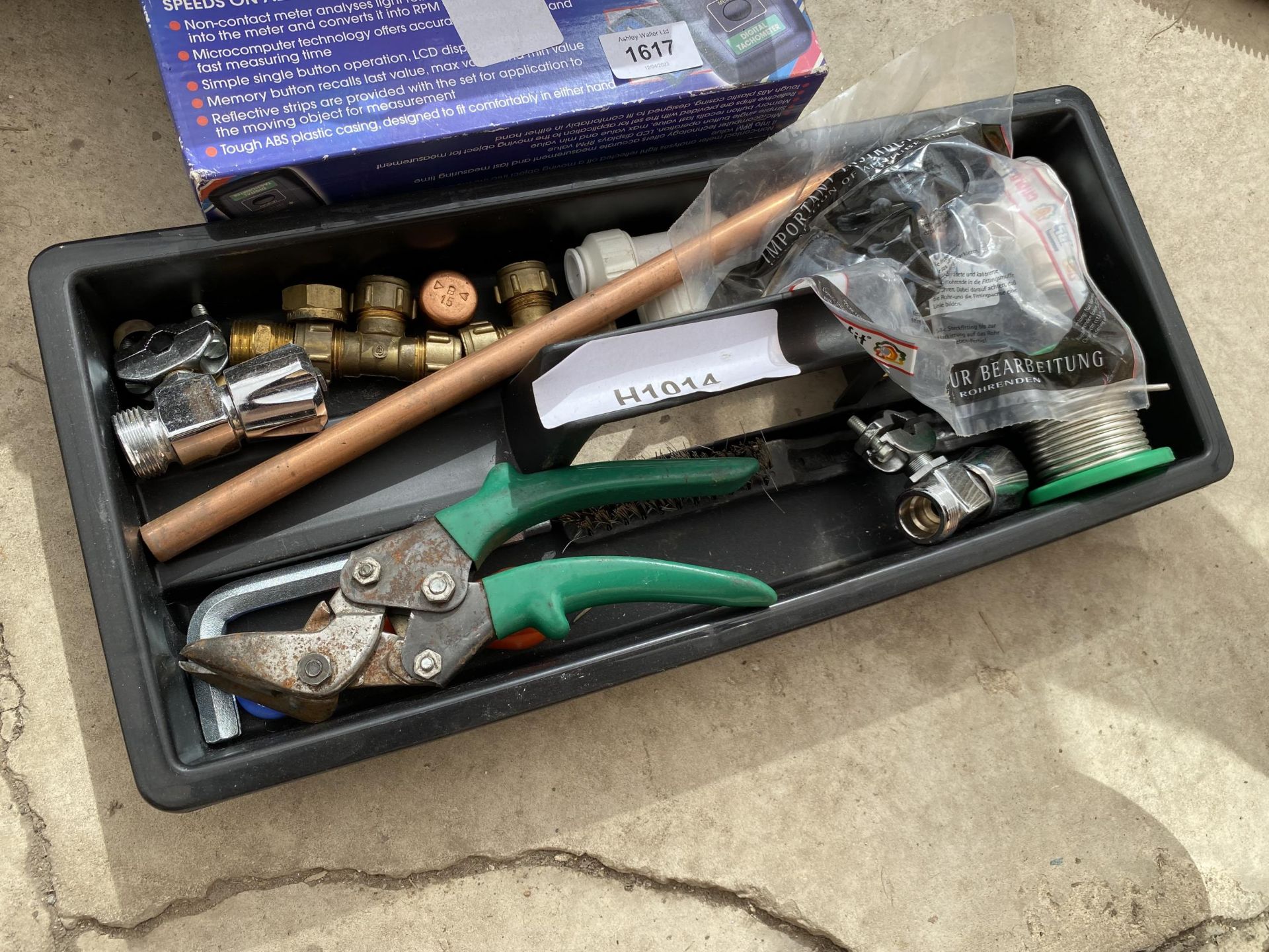 A PLASTIC TOOL BOX AND AN ASSORTMENT OF TOOLS TO INLCUDE A CLARKE DIGITAL LASER TESTER, PIPE - Image 4 of 4