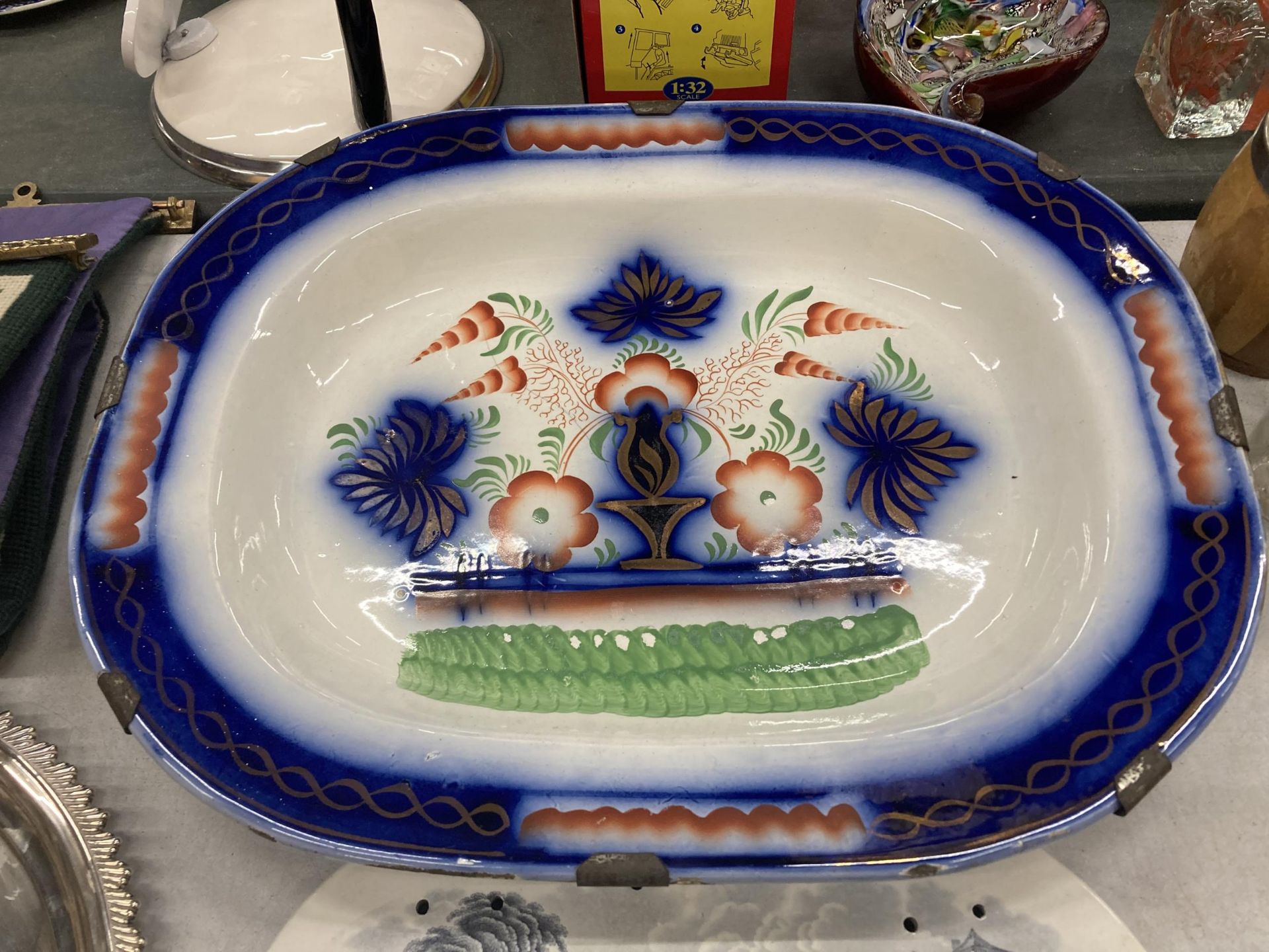 A LARGE VINTAGE CERAMIC PLATTER WITH FLORAL DESIGN, A BLUE AND WHITE BOWL AND A VINTAGE DRAINAGE - Image 5 of 5