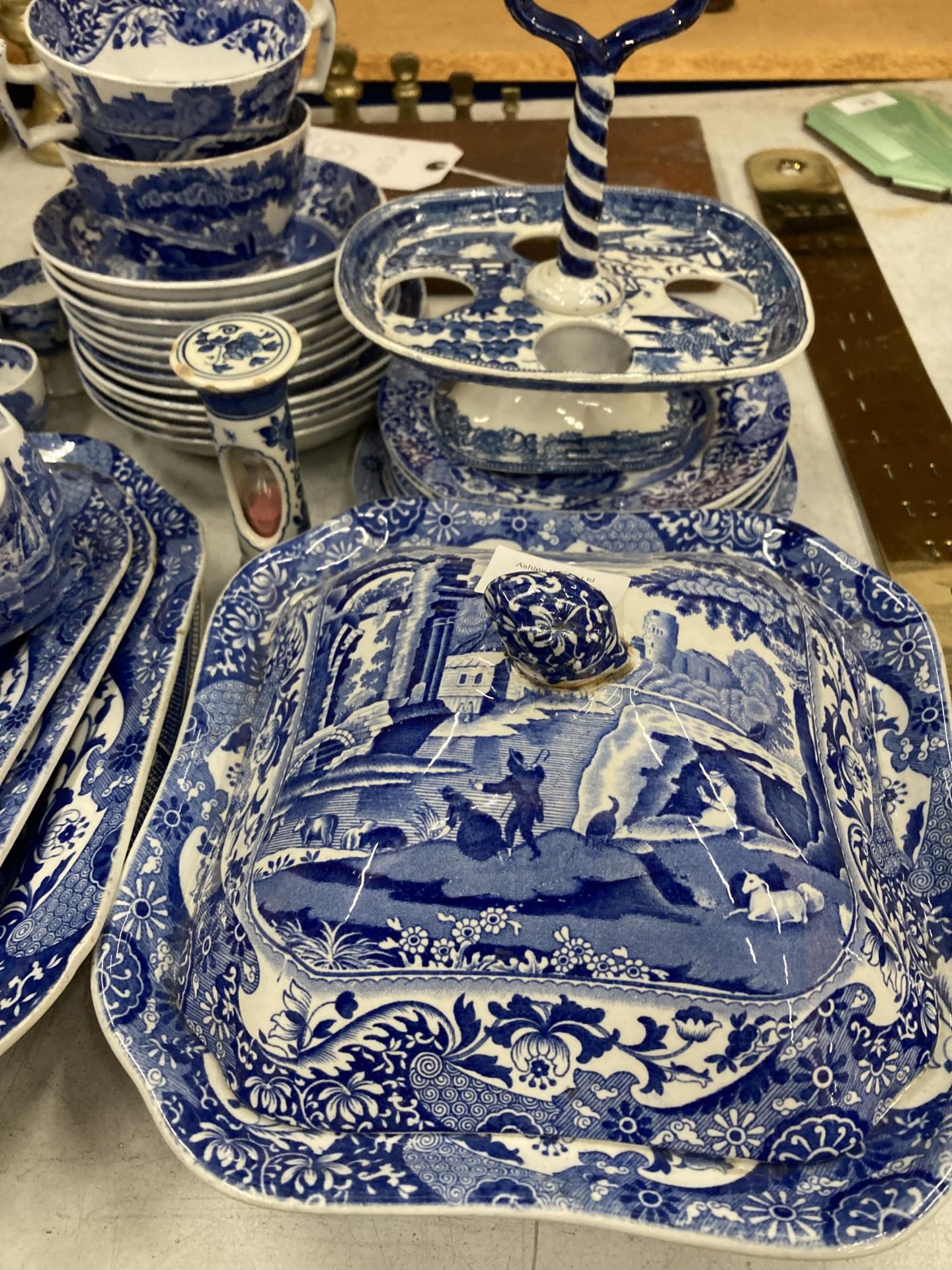 A LARGE COLLECTION OF COPELAND SPODE ITALIAN PATTERN BLUE AND WHITE DINNER WARES TO INCLUDE GRAVY - Image 3 of 6