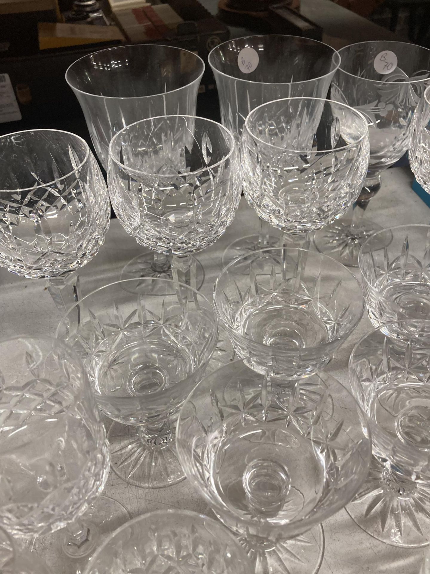 A LARGE QUANTITY OF CRYSTAL DRINKING GLASSES AND DESSERT BOWLS TO INCLUDE RED AND WHITE WINE, - Image 4 of 6