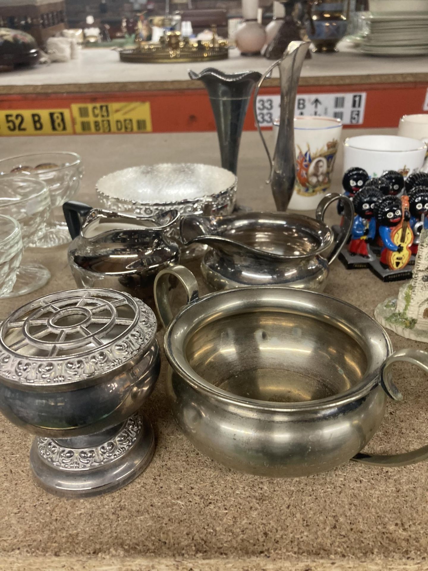 A QUANTITY OF SILVER PLATED ITEMS TO INCLUDE JUGS, BOWLS, A VASE, ETC