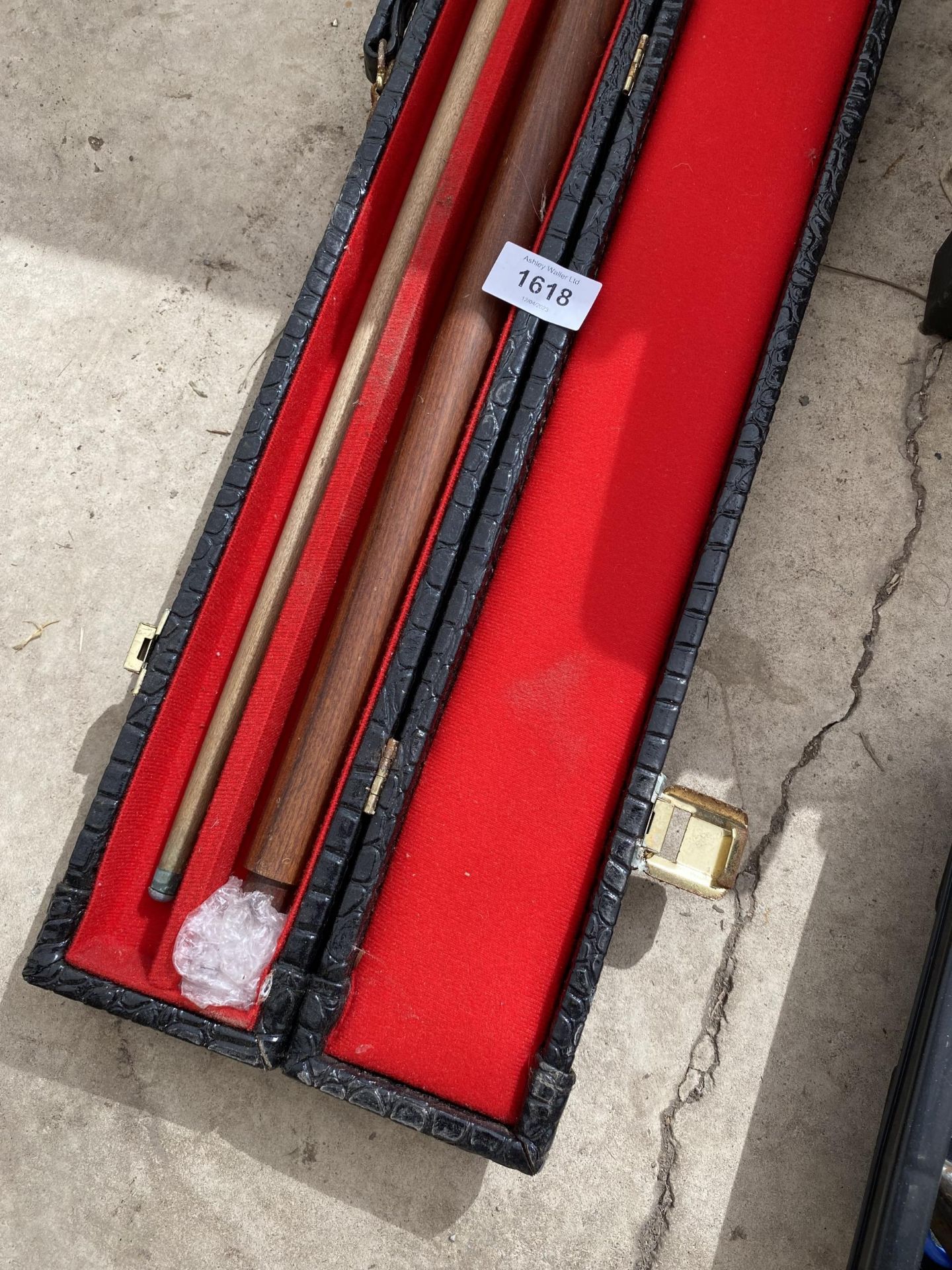 A SNOOKER CUE WITH CARRY CASE - Image 3 of 3
