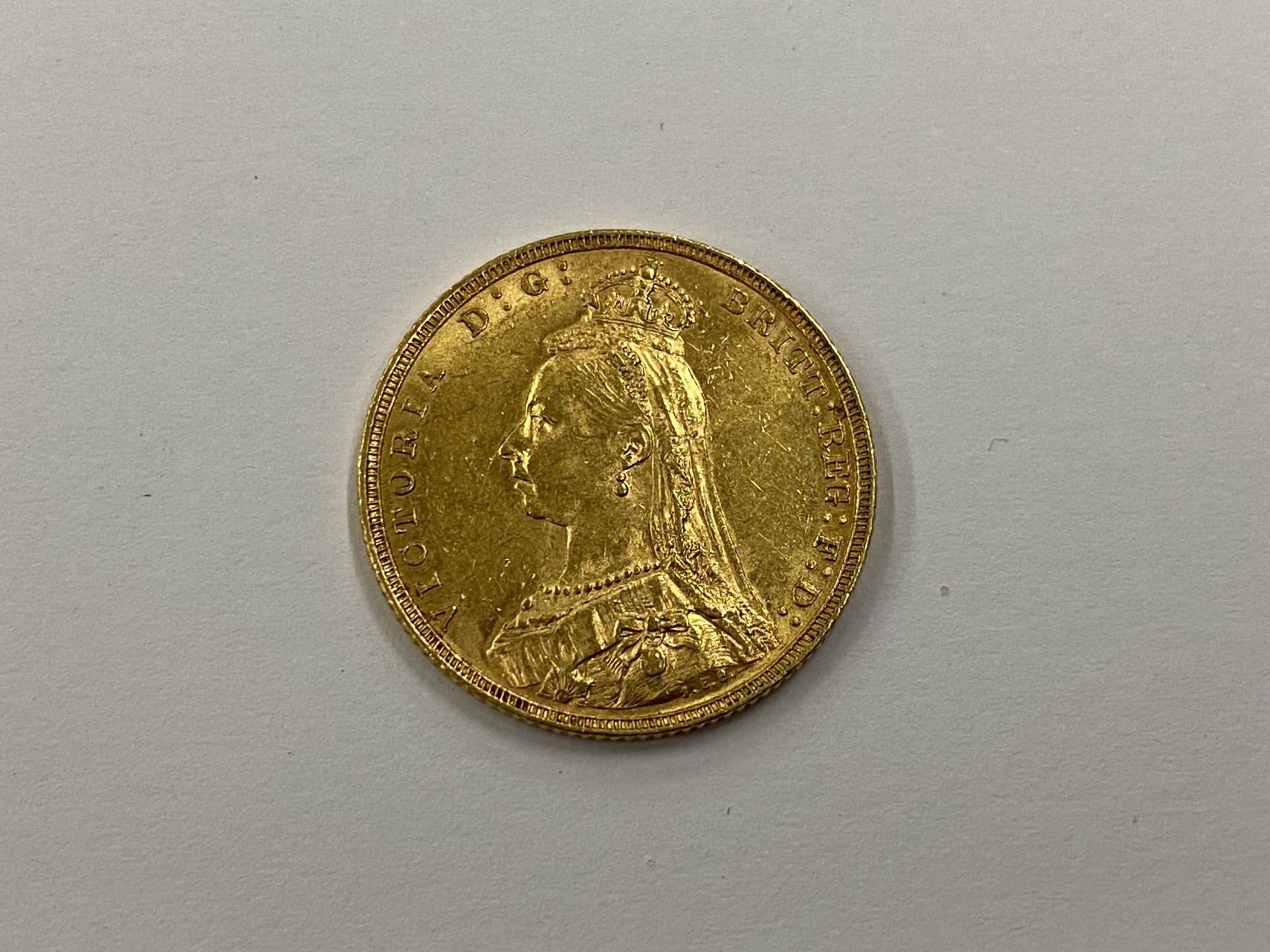 A VICTORIAN 1893 GOLD FULL SOVEREIGN COIN - MELBOURNE MINT - Image 2 of 2