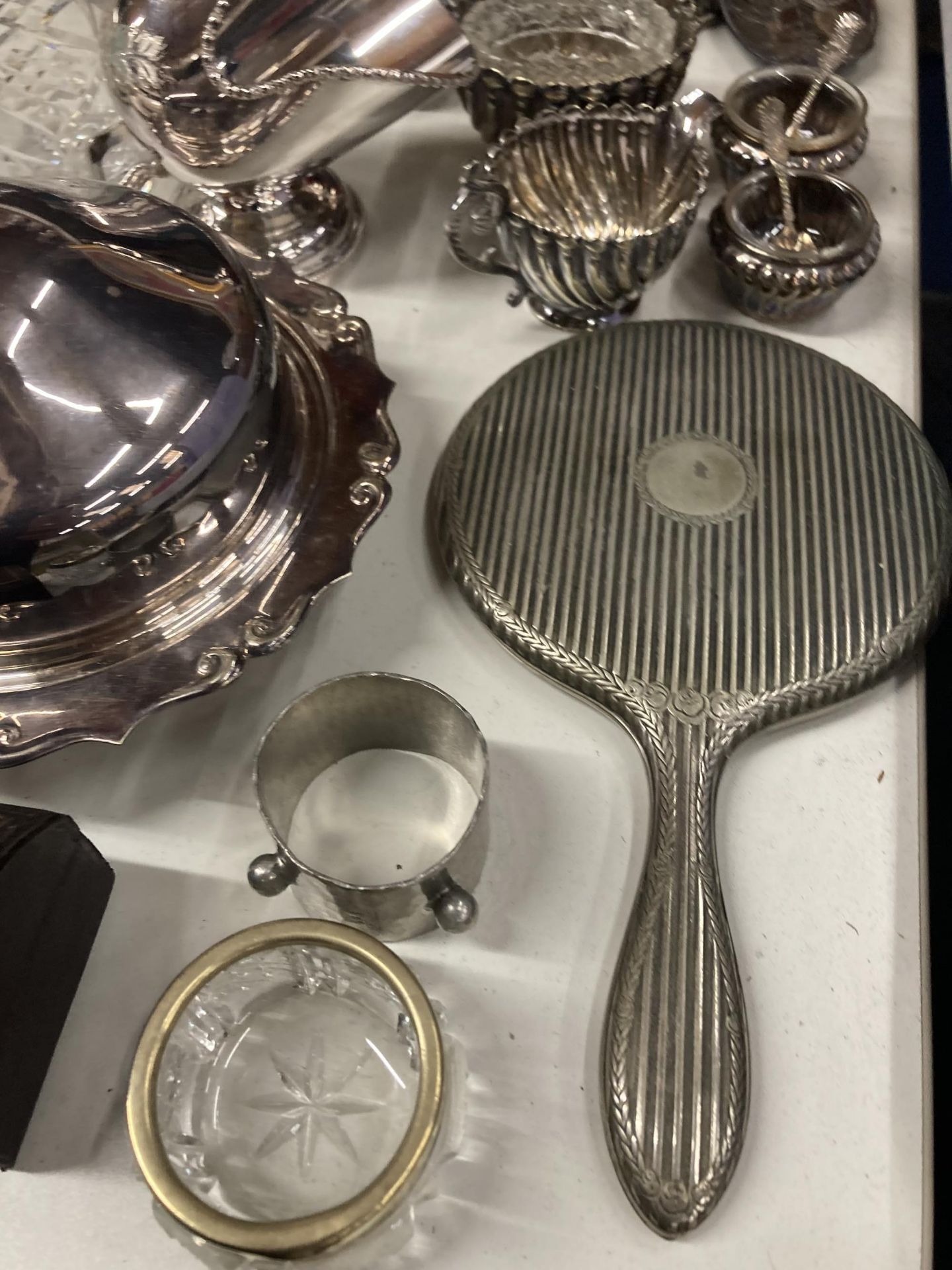 A LARGE QUANTITY OF SILVER PLATE TO INCLUDE A BUTTER DISH, MIRROR, FLOUR SHAKER, TRAY, NAPKINS, - Image 6 of 6