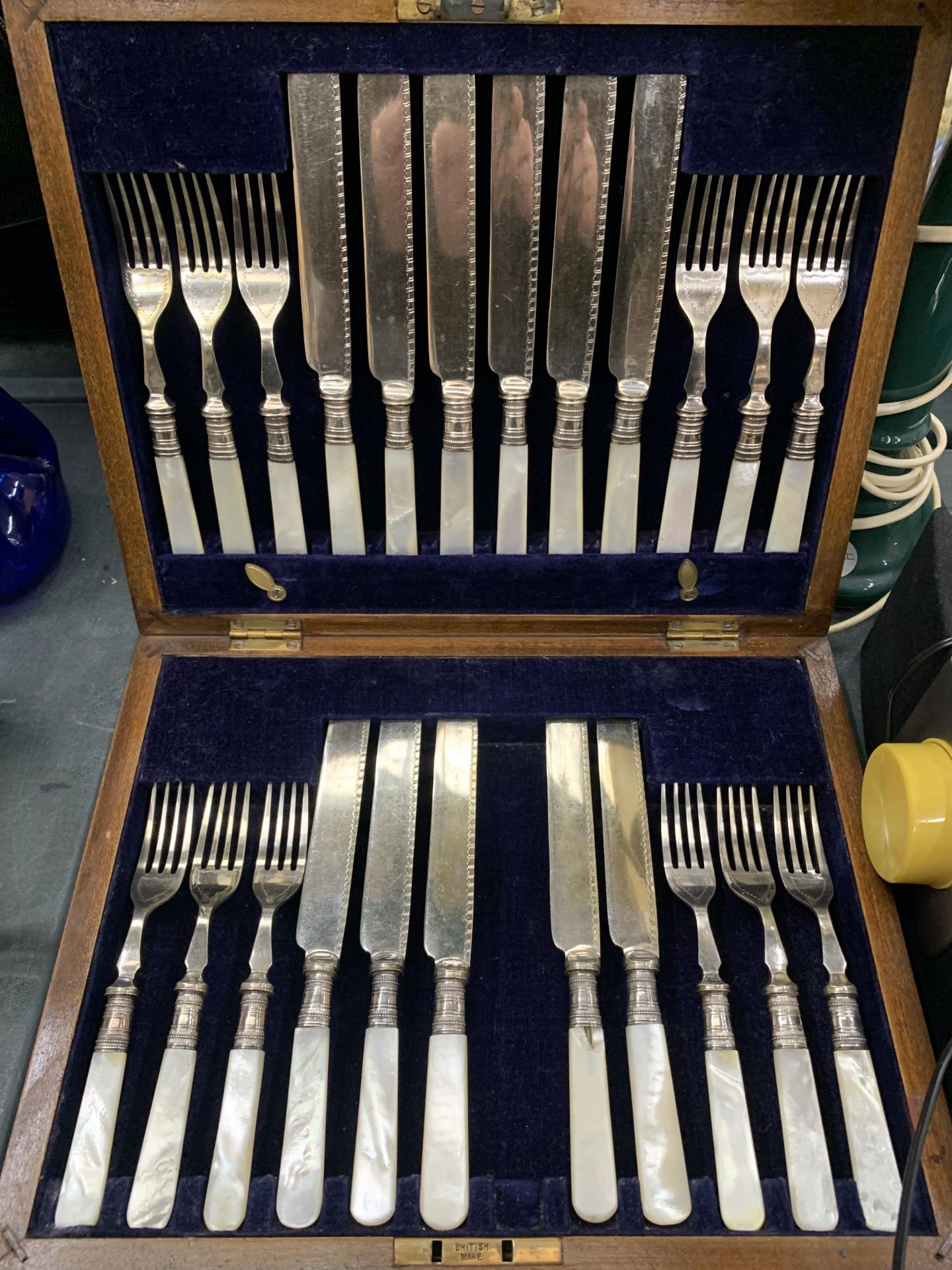 A MIXED LOT TO INCLUDE A VINTAGE CANTEEN OF CUTLERY IN A WOODEN CASE, NAPKIN RINGS, CERAMICS, A - Image 4 of 7
