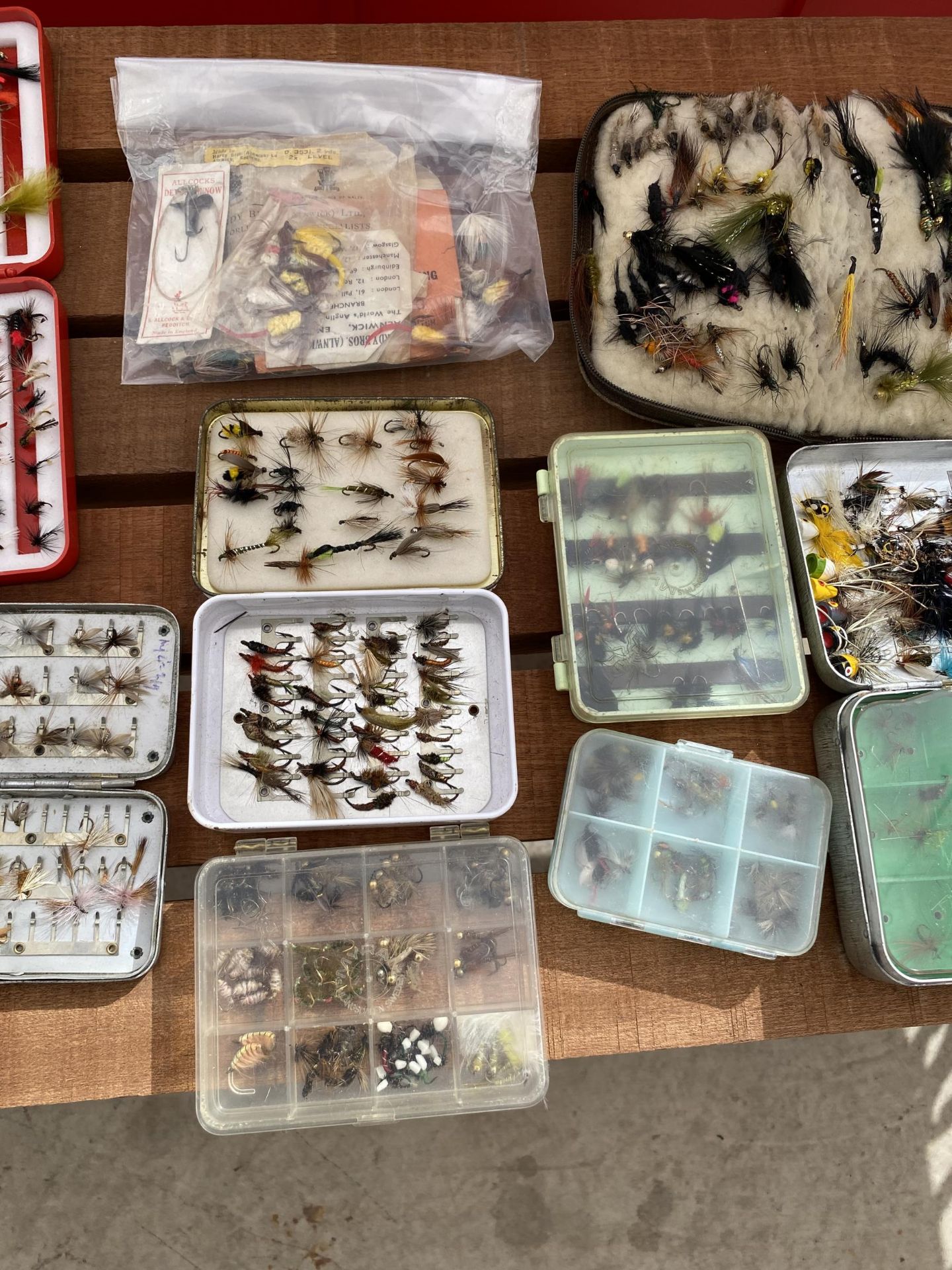 A LARGE QUANTITY OF ASSORTED FISHING FLIES - Image 3 of 6