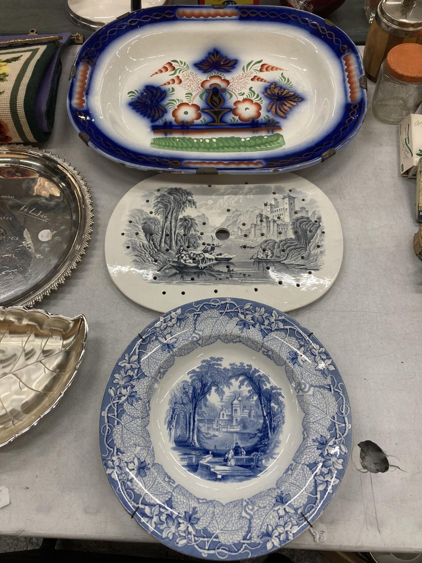 A LARGE VINTAGE CERAMIC PLATTER WITH FLORAL DESIGN, A BLUE AND WHITE BOWL AND A VINTAGE DRAINAGE