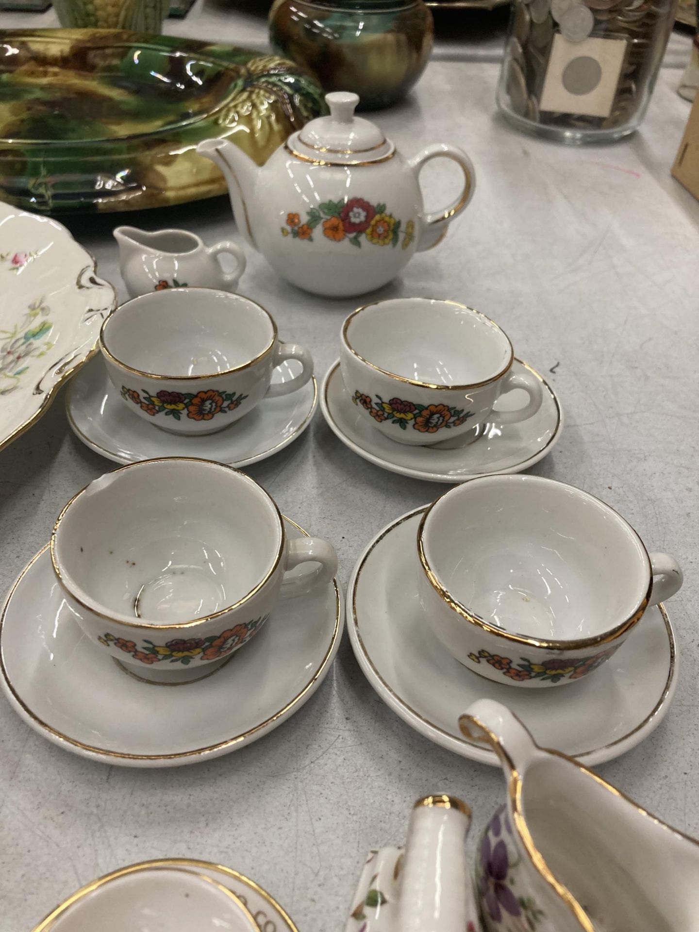 A QUANTITY OF CERAMIC ITEMS TO INCLUDE A CHILD'S TEASET, HAMMERSLEY CHINA TRINKET PIECES, A LARGE - Image 8 of 8