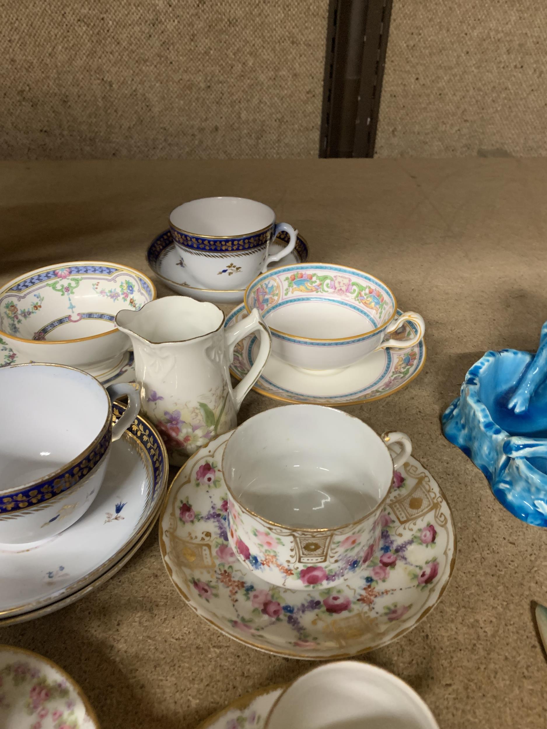 A QUANTITY OF CUPS AND SAUCERS TO INCLUDE LIMOGES AND MINTON - Image 6 of 7